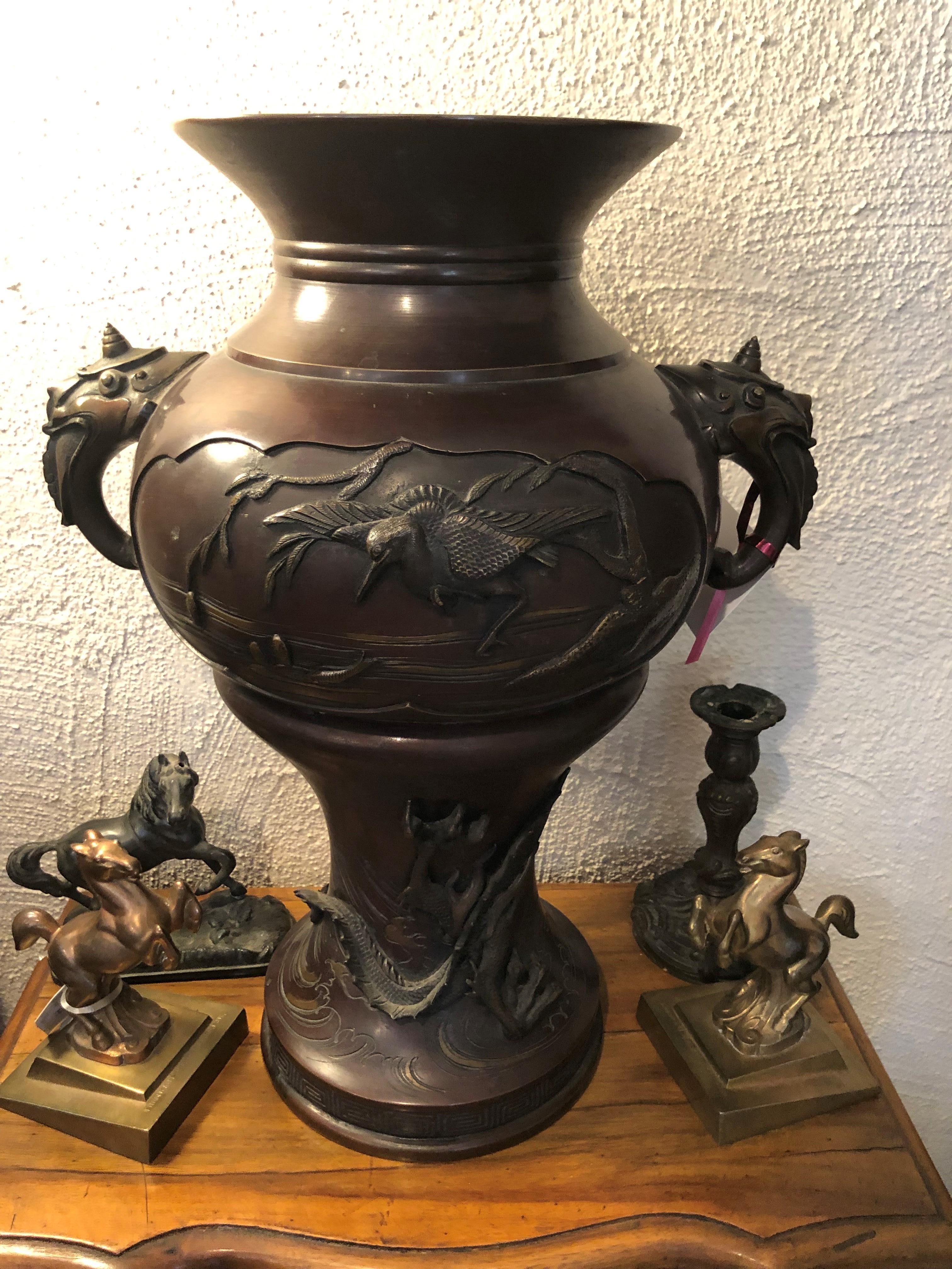 Grande urne à deux anses en bronze de la période Meiji avec décoration en vente 6
