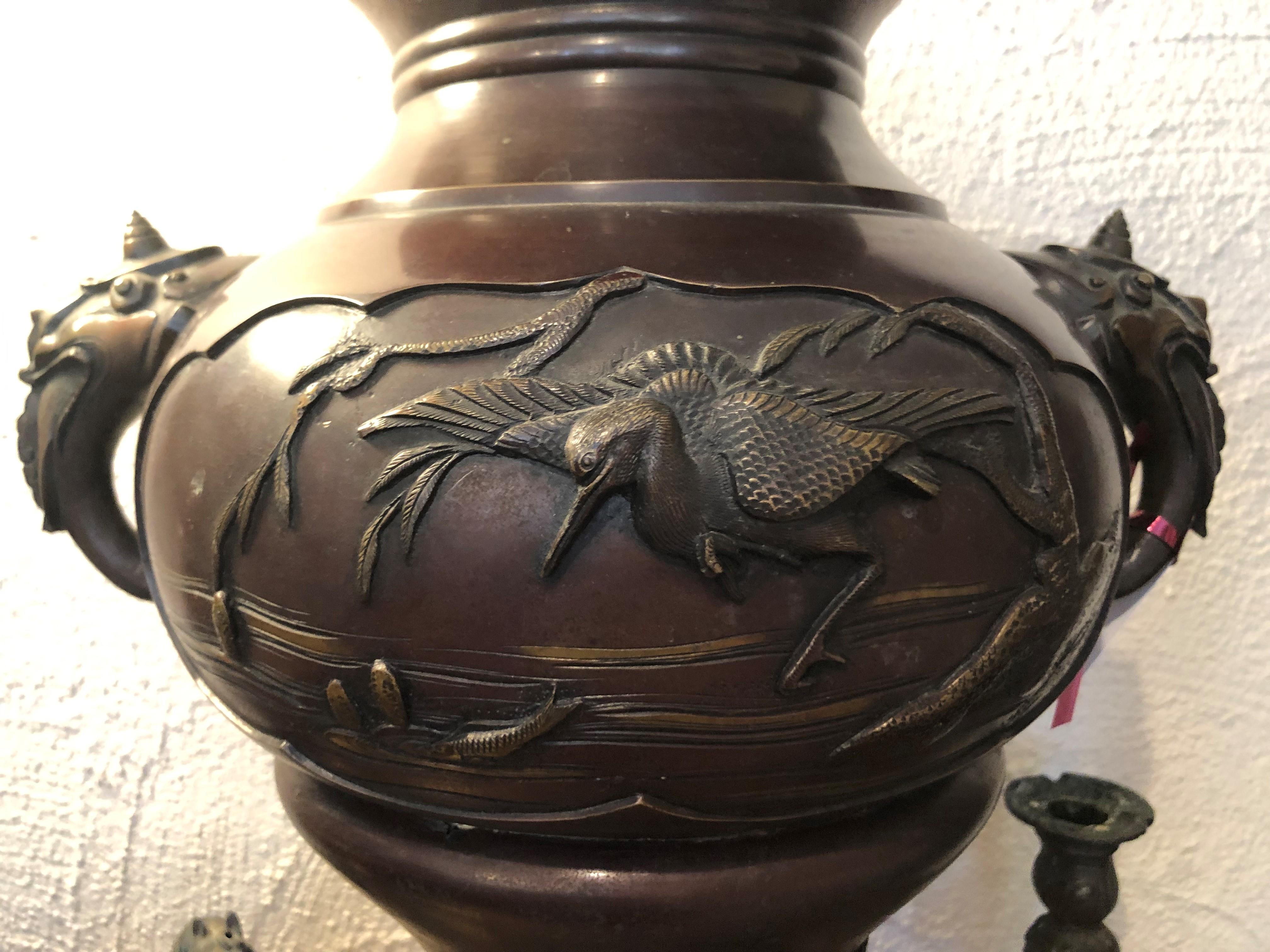 Grande urne à deux anses en bronze de la période Meiji avec décoration en vente 7
