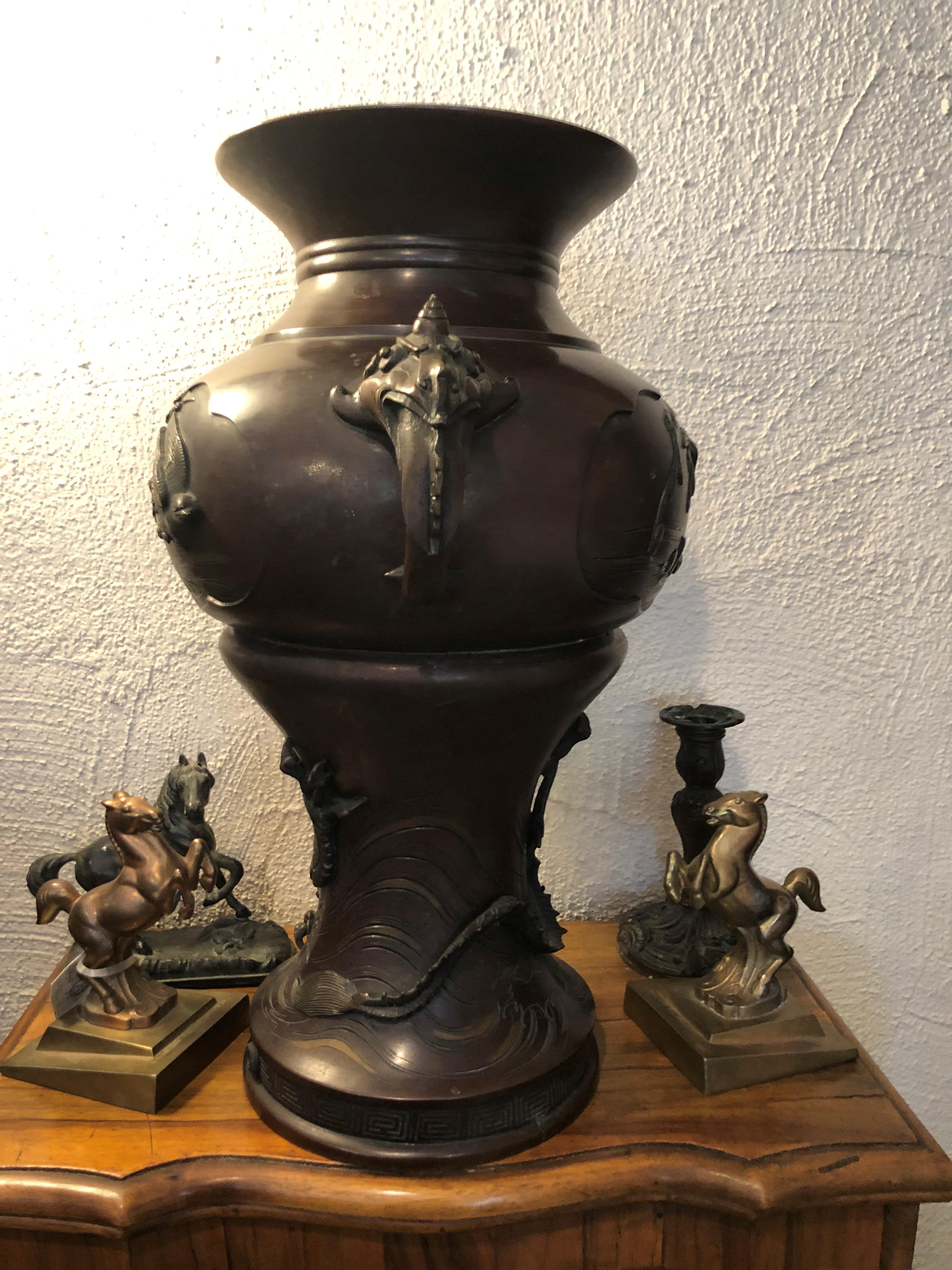 Grande urne à deux anses en bronze de la période Meiji avec décoration en vente 8