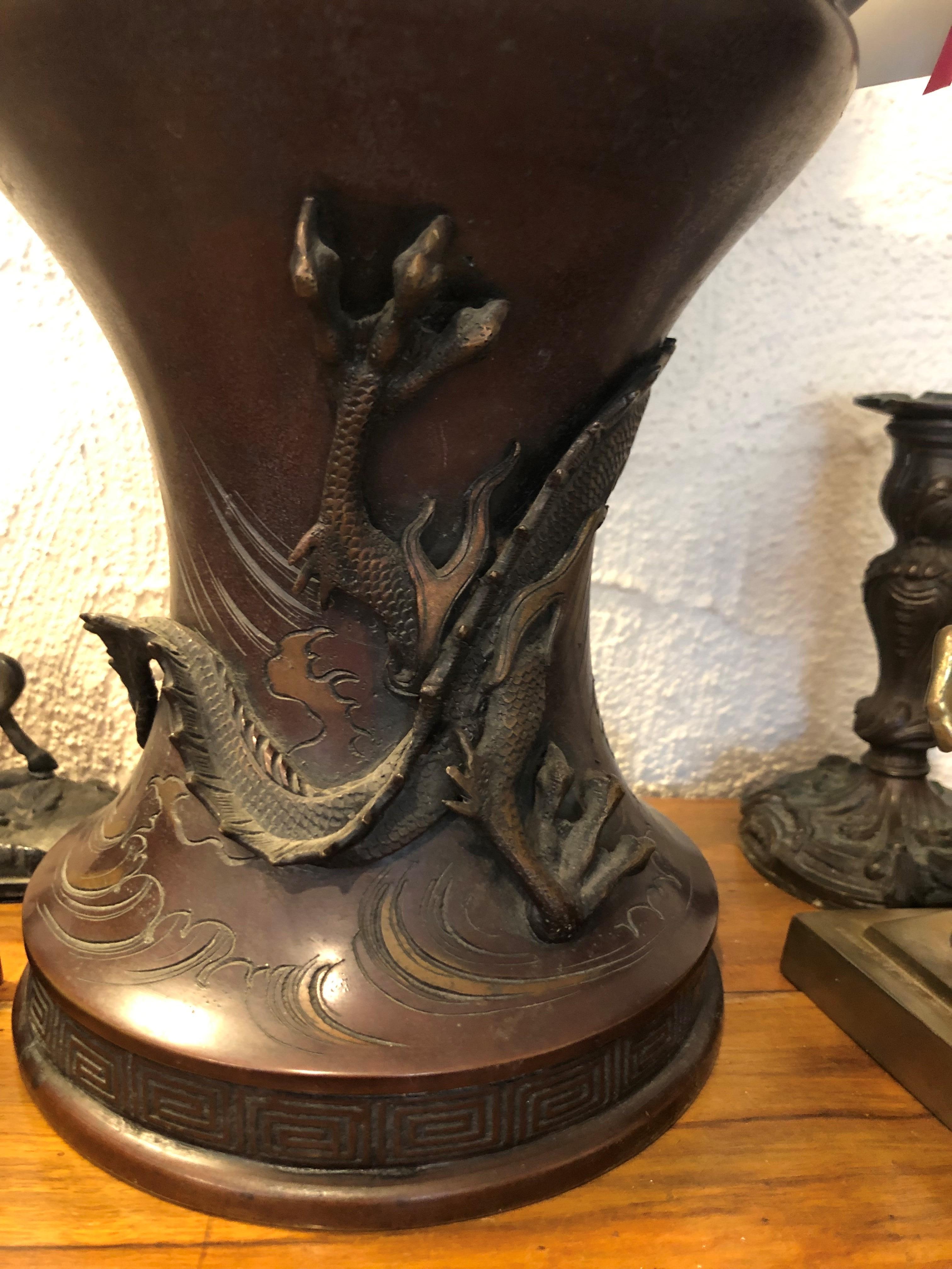 Grande urne à deux anses en bronze de la période Meiji avec décoration en vente 9