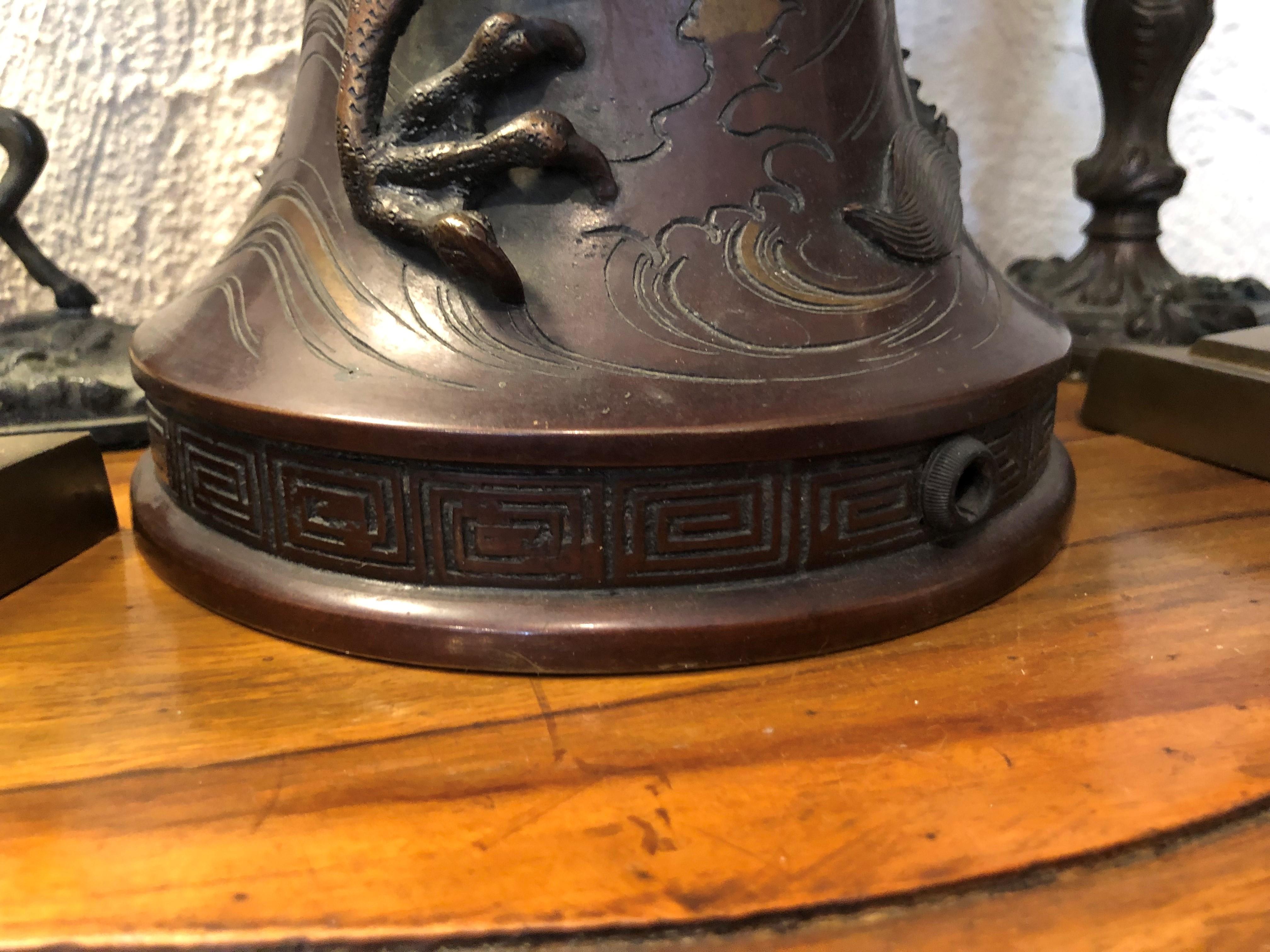 Grande urne à deux anses en bronze de la période Meiji avec décoration en vente 10