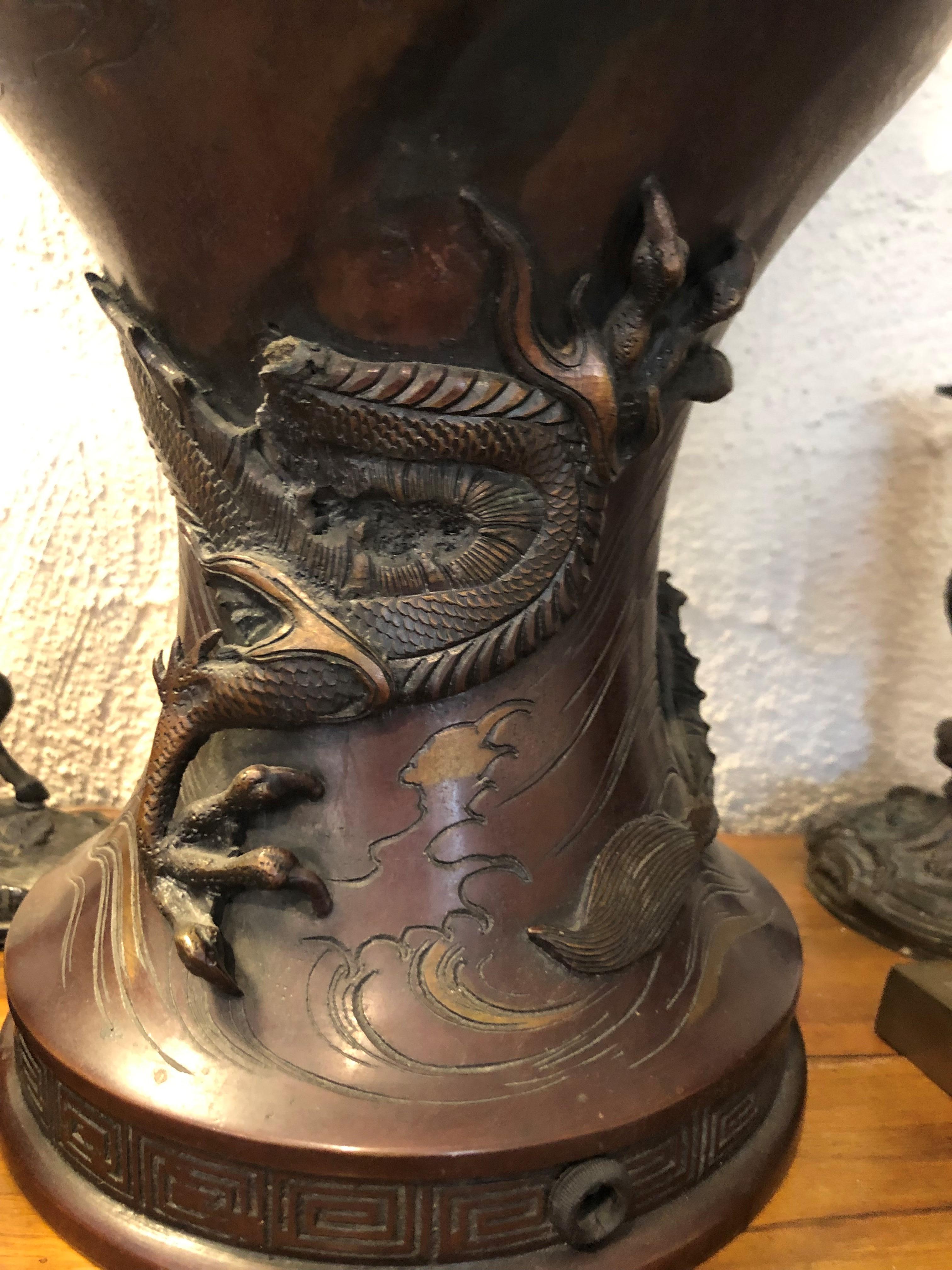 Bronze Grande urne à deux anses en bronze de la période Meiji avec décoration en vente