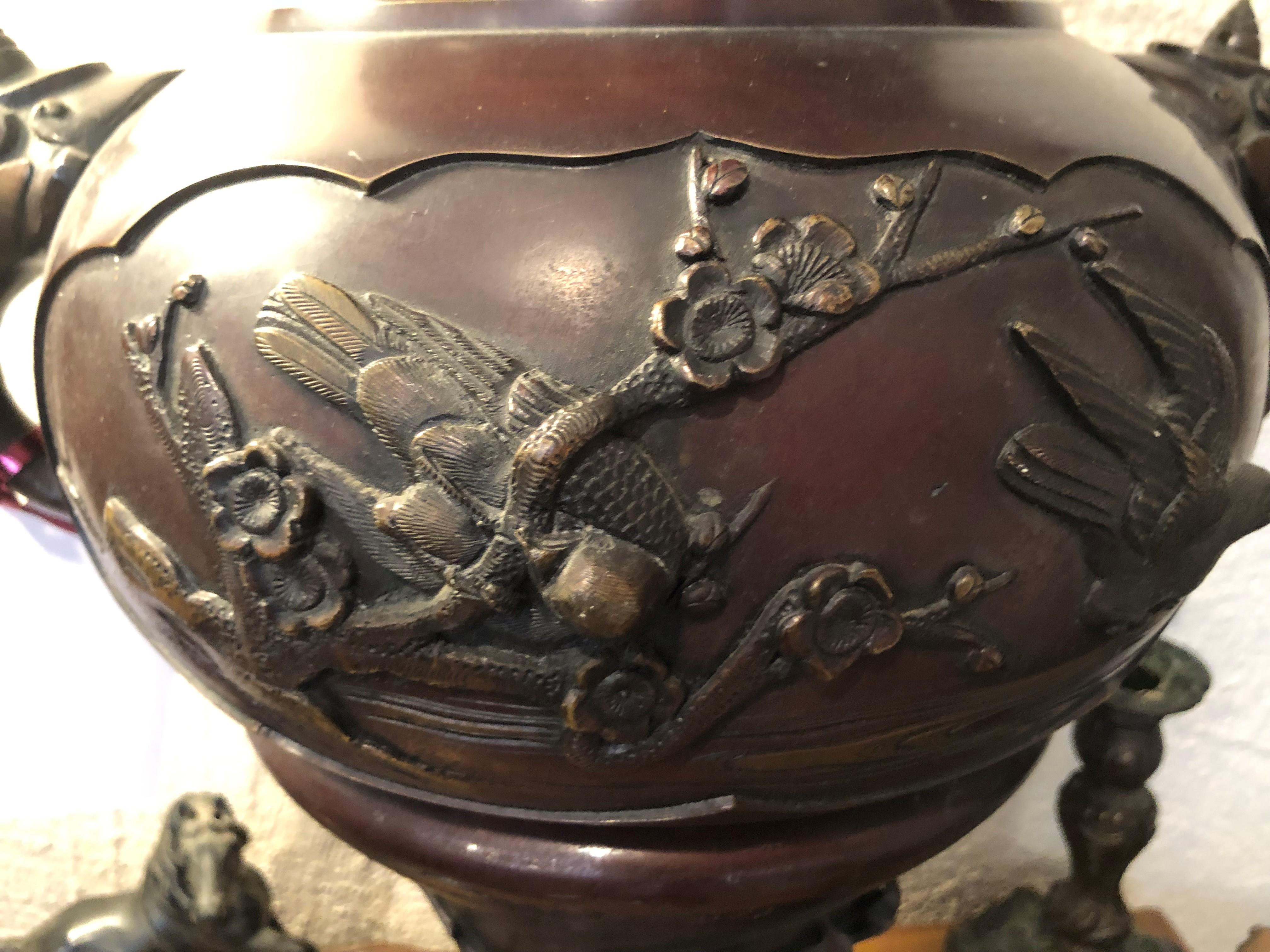Grande urne à deux anses en bronze de la période Meiji avec décoration en vente 1