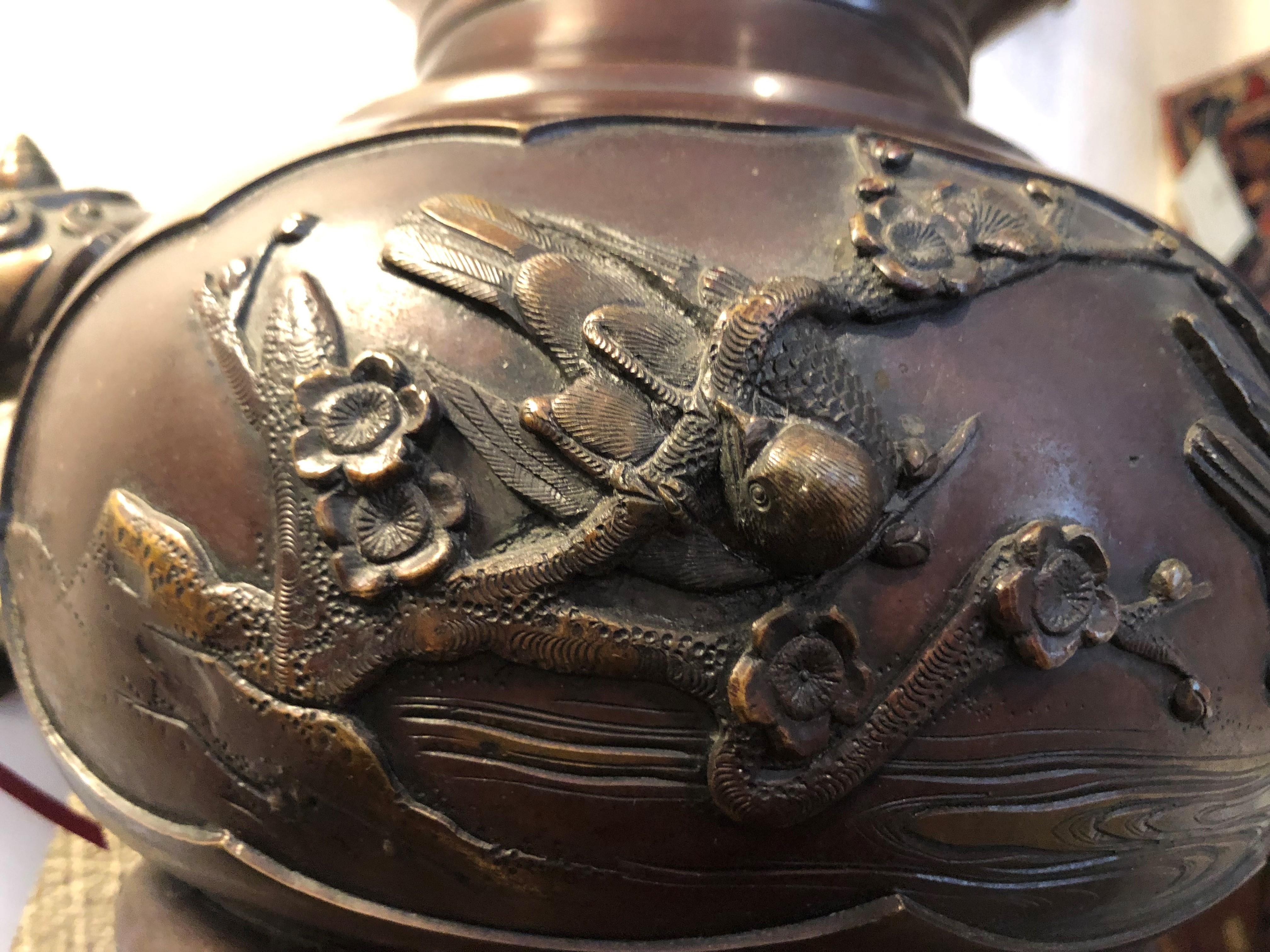 Grande urne à deux anses en bronze de la période Meiji avec décoration en vente 2