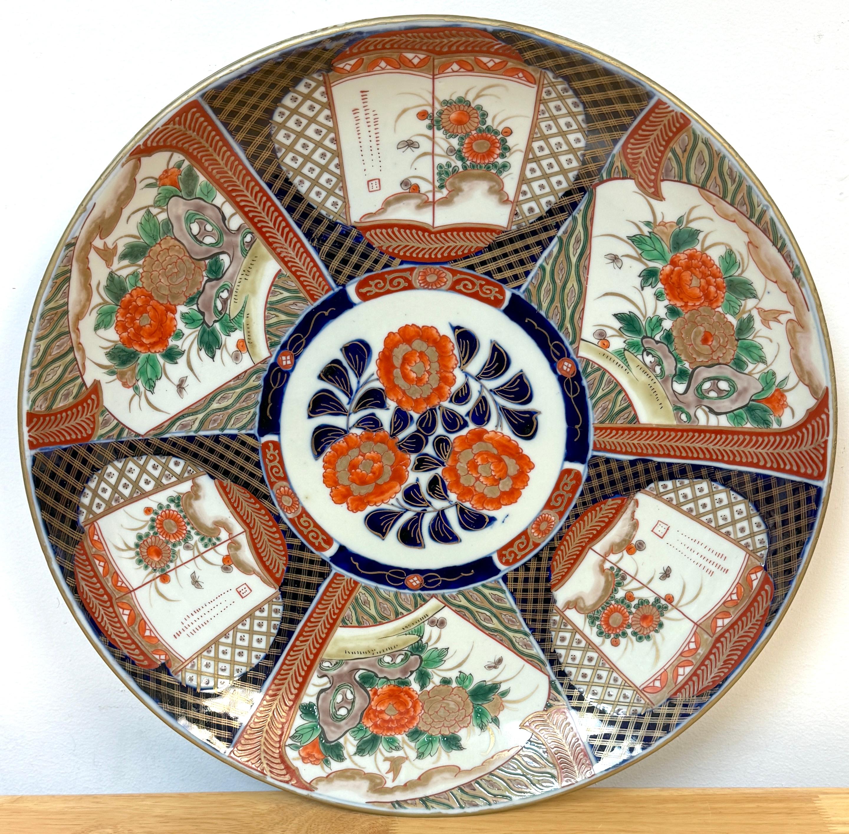 Gran Cargador Floral Imari del Periodo Meiji, por Fukagawa
Japón, 1900s, Marca Impresa

Este llamativo y gran cargador floral Imari, fabricado por el célebre estudio Fukagawa durante el periodo Meiji a principios del siglo XX en Japón, es un
