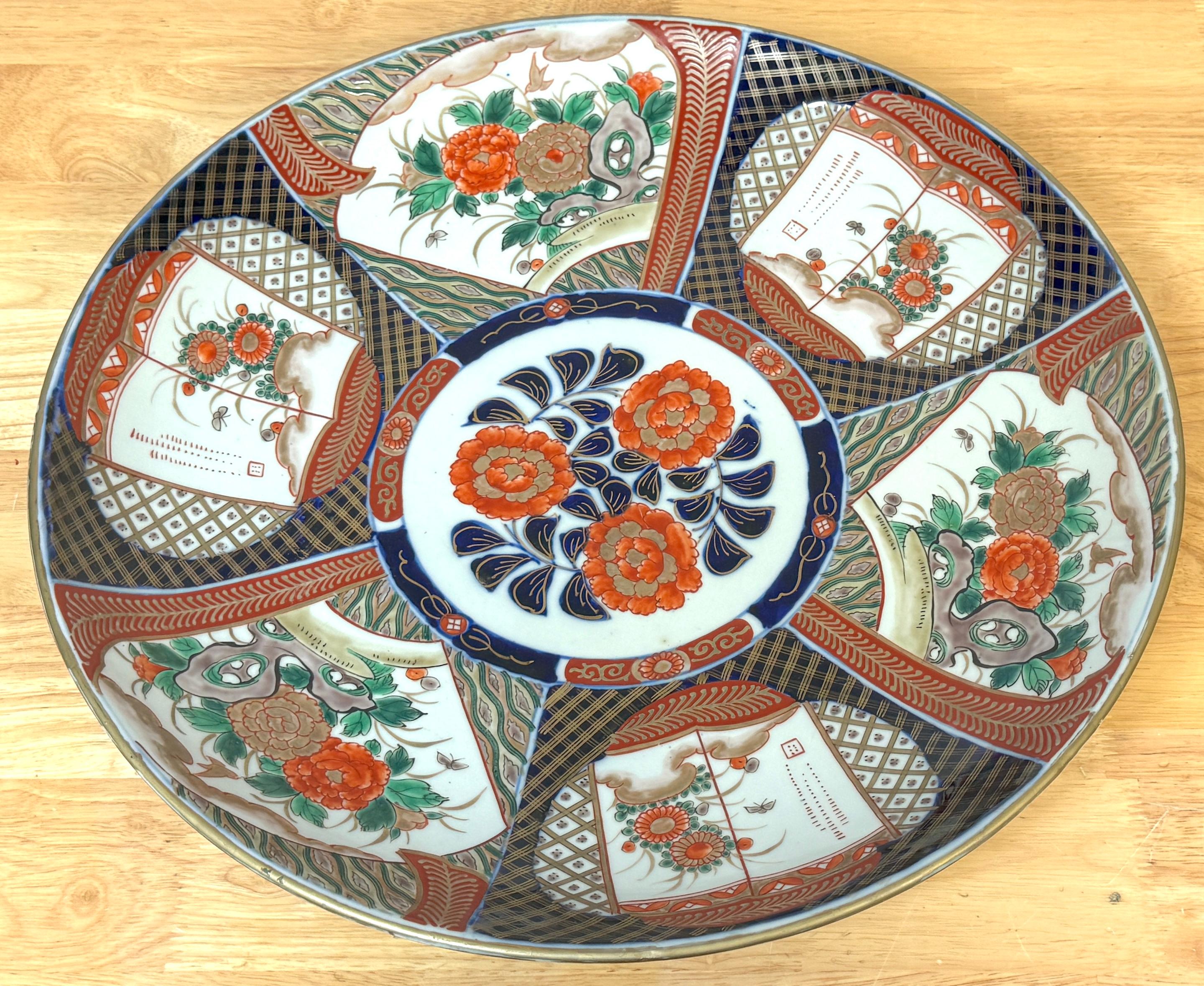 Gran Cargador Floral Imari del Periodo Meiji, por Fukagawa en venta 2