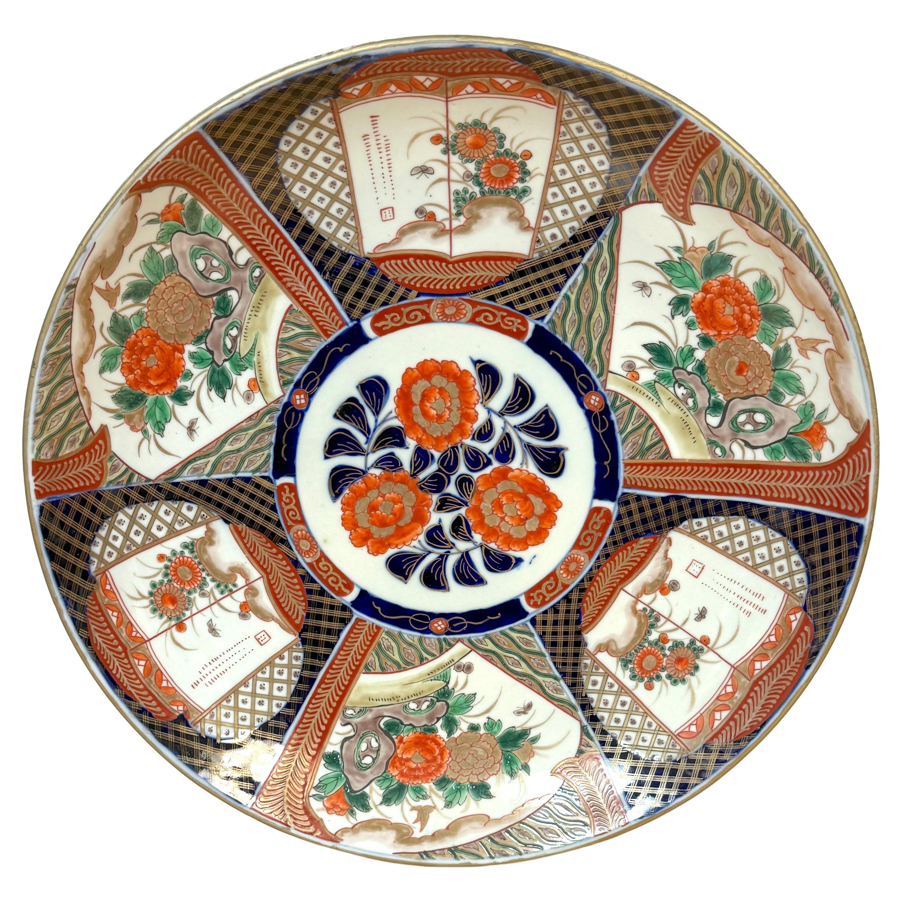 Grande caricatore floreale Imari del periodo Meiji, di Fukagawa