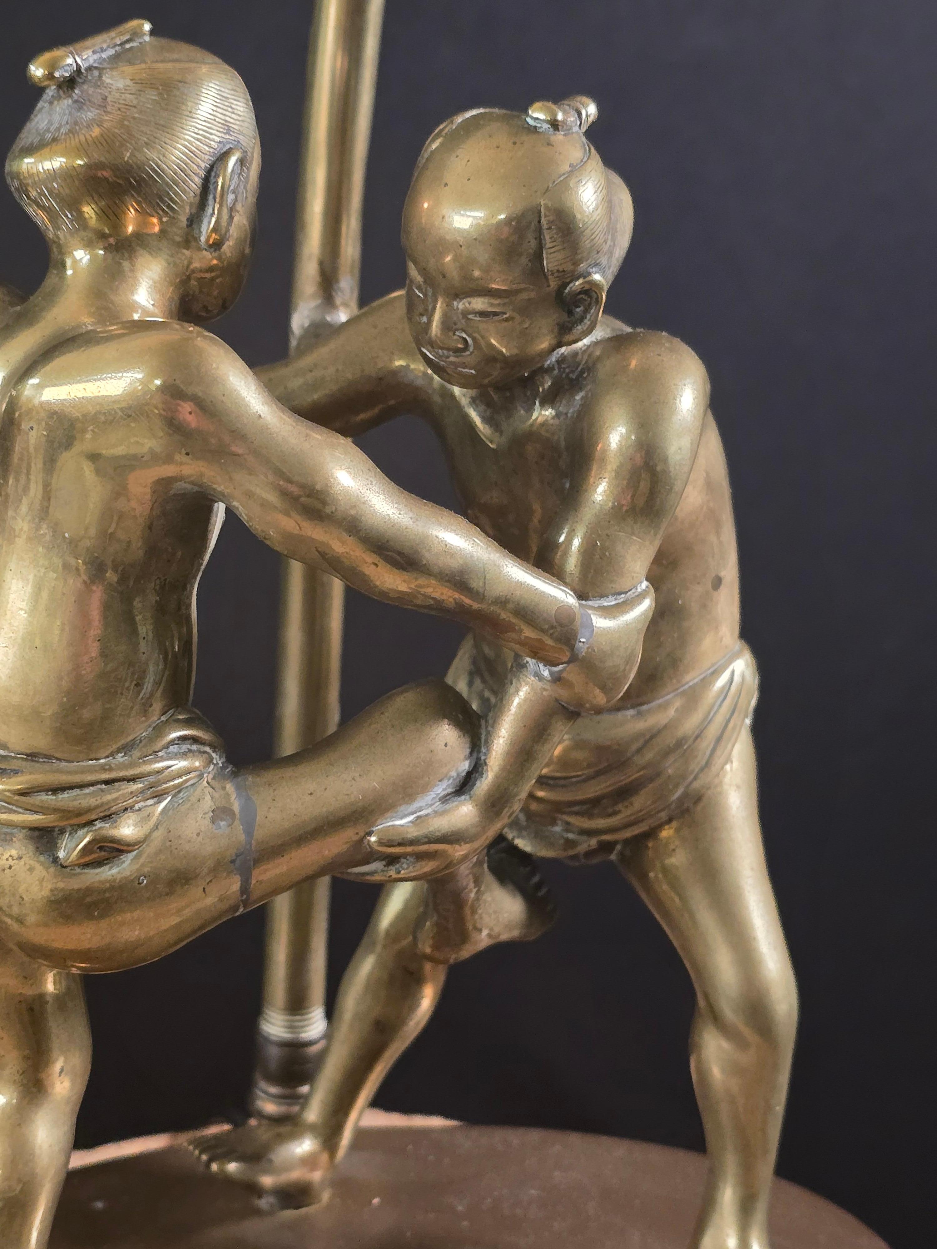 Grande lampe japonaise en bronze de la période Meiji pour les lutteurs Sumo sur une base en bronze forgé en vente 4