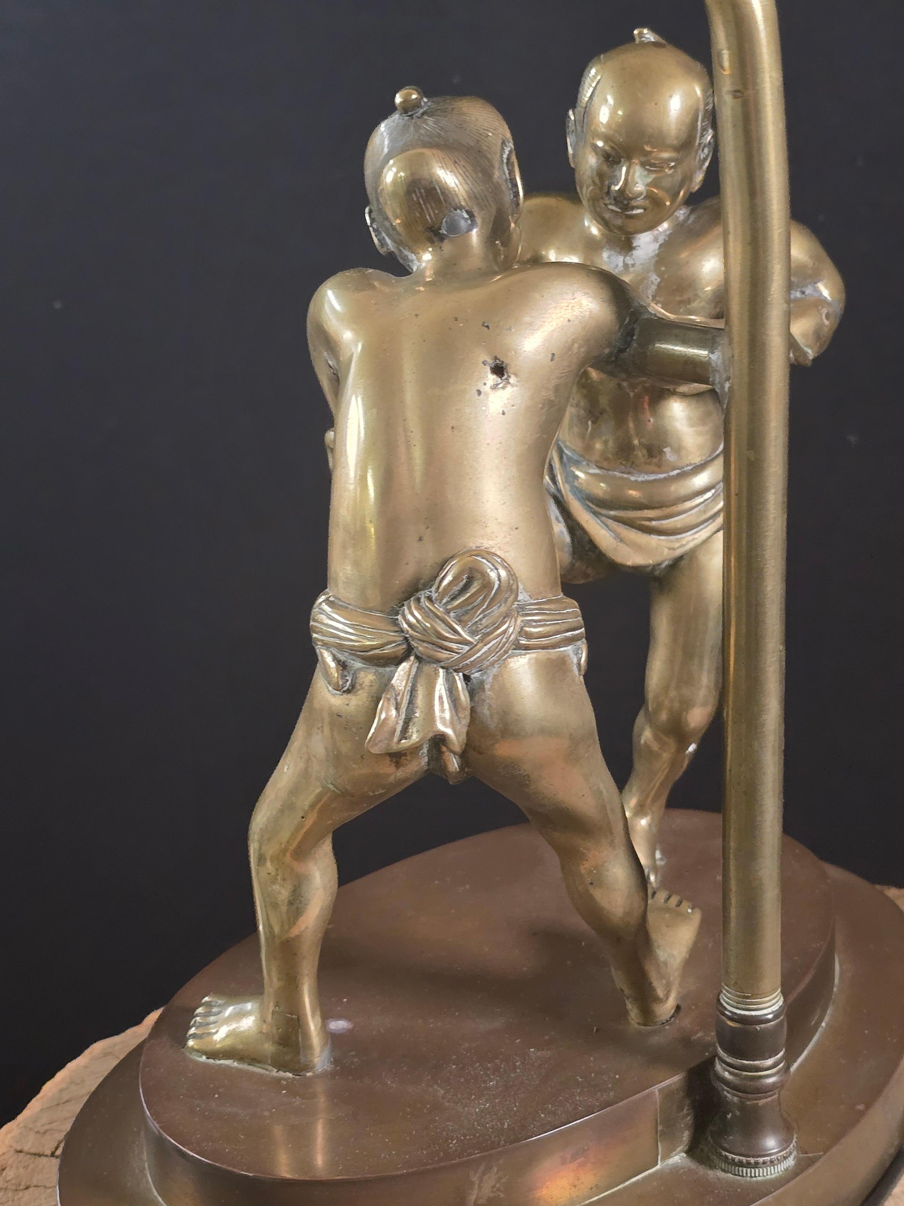 Grande lampe japonaise en bronze de la période Meiji pour les lutteurs Sumo sur une base en bronze forgé en vente 5