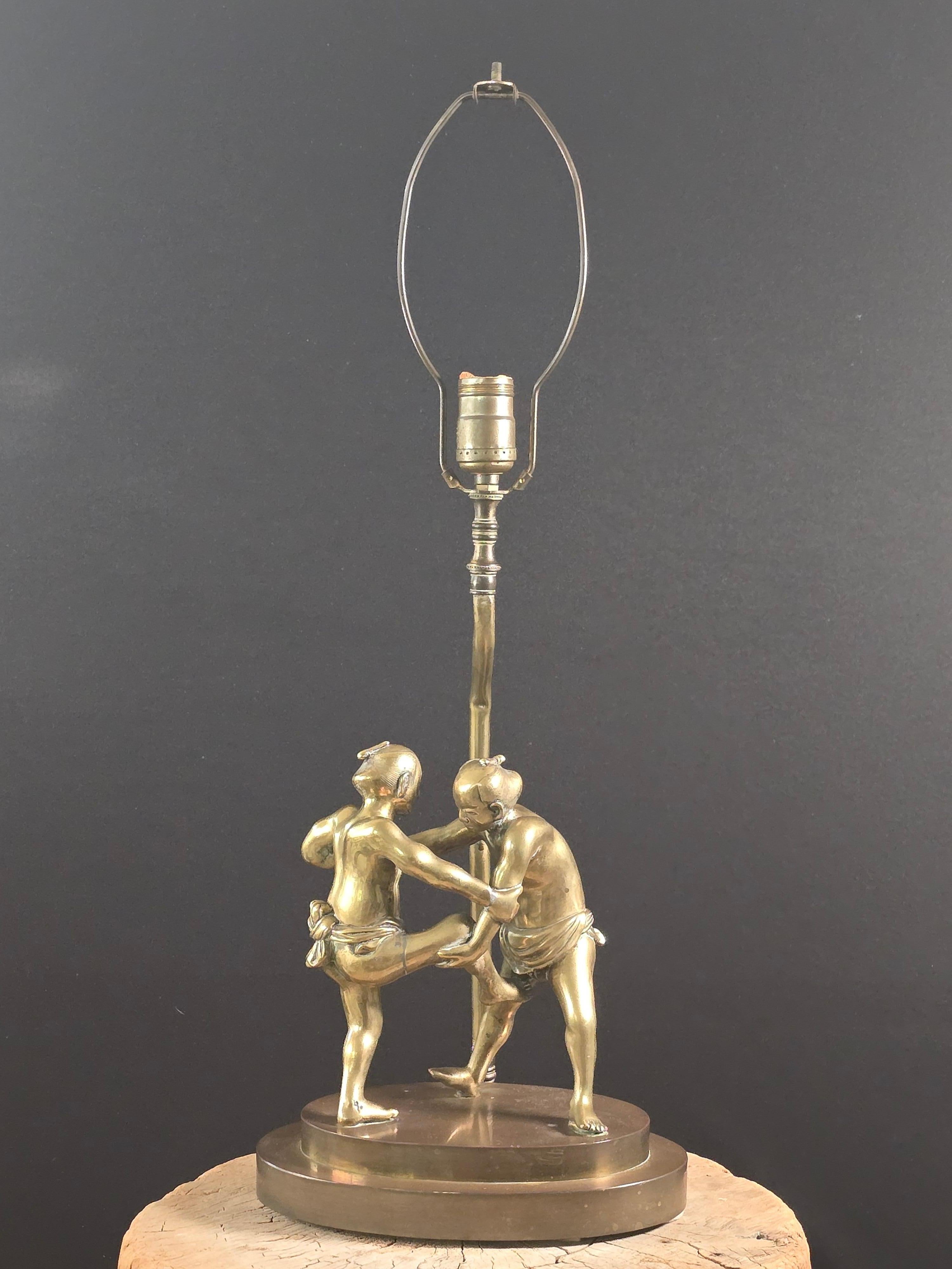 Japonais Grande lampe japonaise en bronze de la période Meiji pour les lutteurs Sumo sur une base en bronze forgé en vente