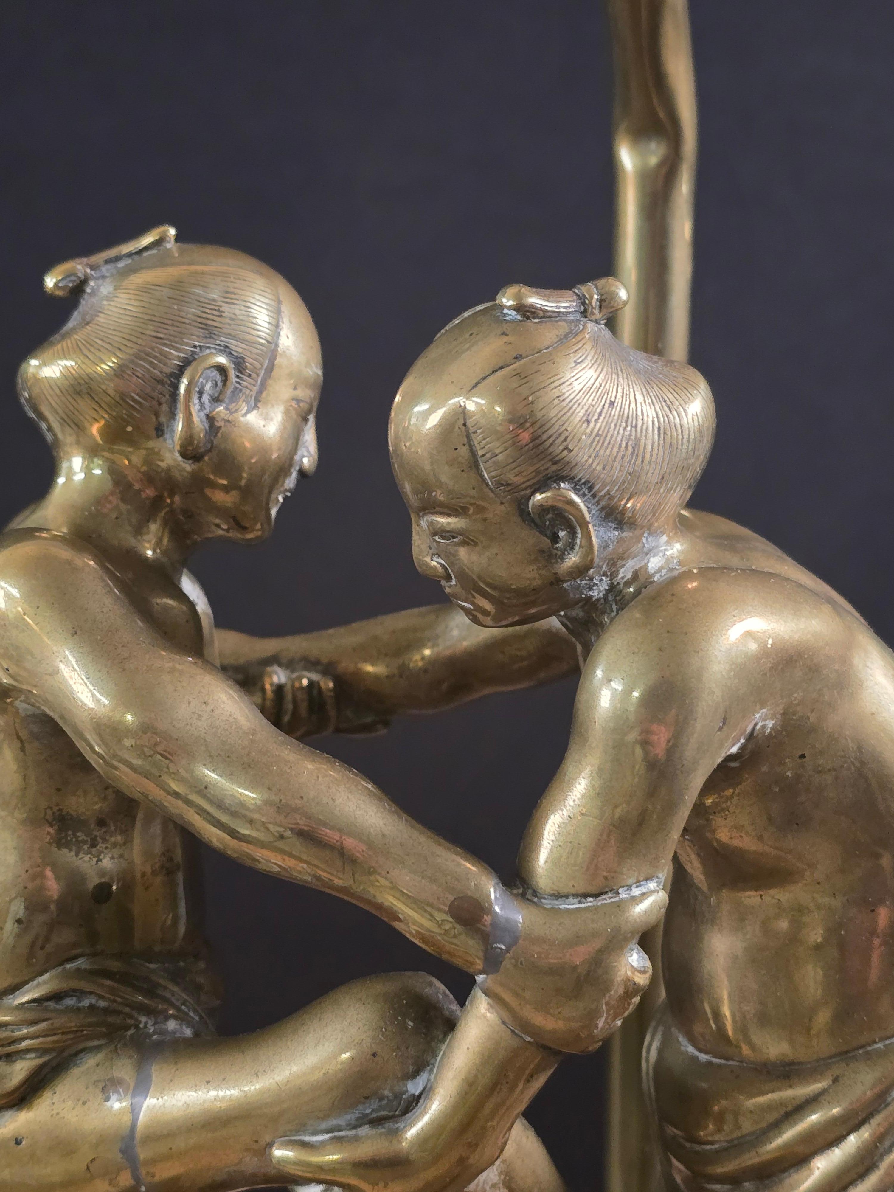 Bronze Grande lampe japonaise en bronze de la période Meiji pour les lutteurs Sumo sur une base en bronze forgé en vente
