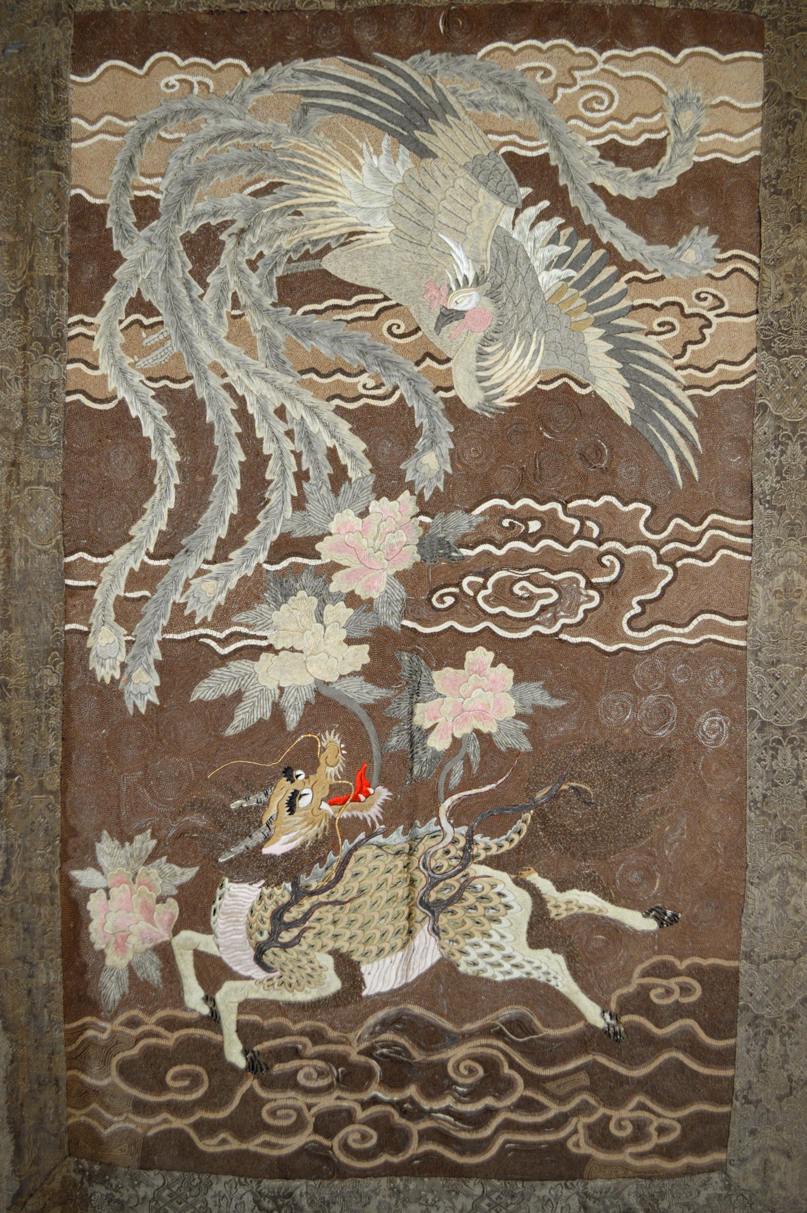 Large tapestry embroidered with silk. 

Superb craftsmanship.

Mythological theme: A Kirin and a Phoenix.

Japan, circa 1890.

Overall in relatively good condition. Small defects: tears, discolorations, traces of small restorations.