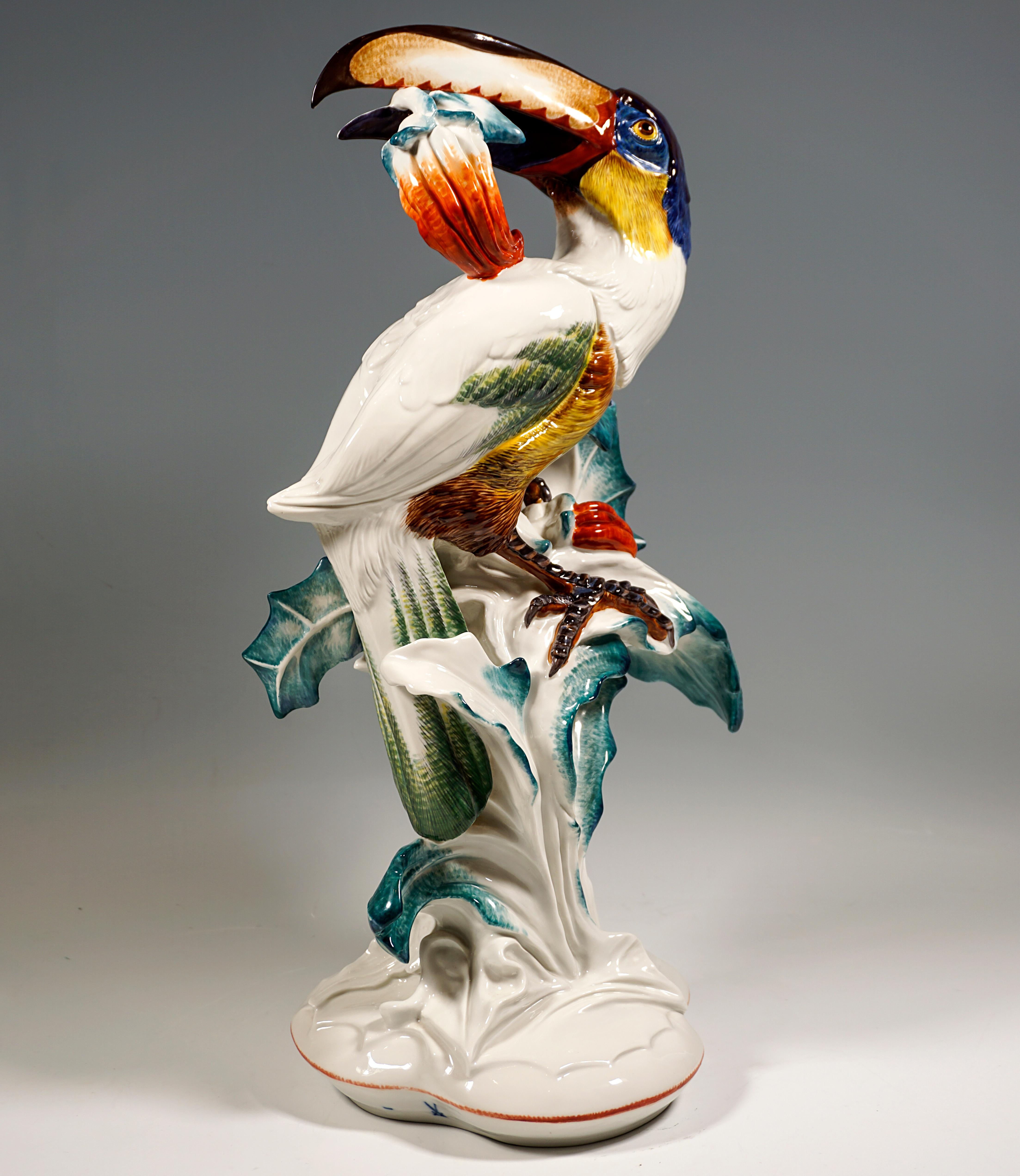 Allemand Grande figurine d'animal de Meissen, toucan avec fruits en chêne, par Paul Walther, 20e siècle en vente