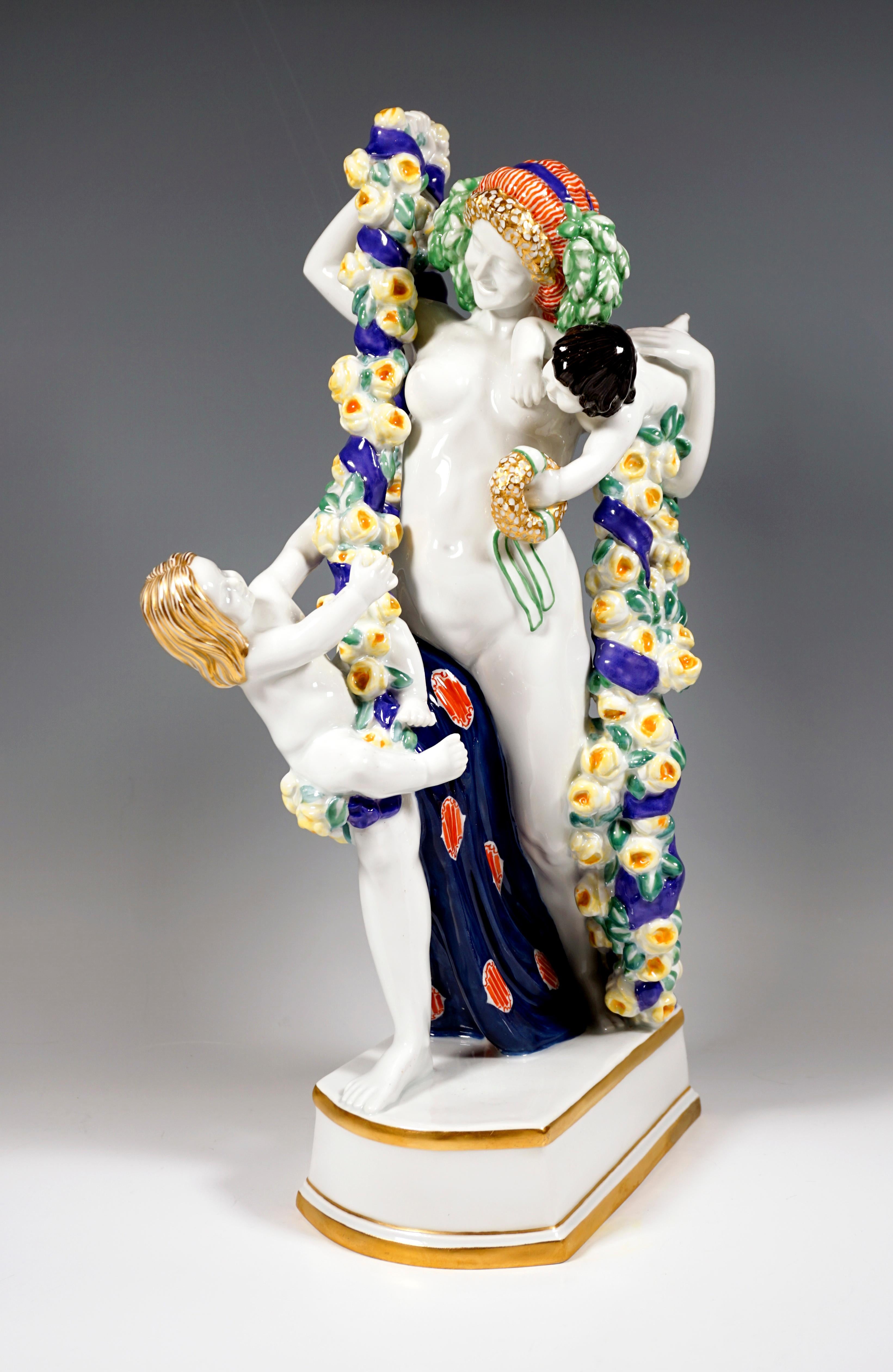 Äußerst seltene Jugendstil-Figurengruppe von Meissen:
Monumentale Figur der Flora, die im Tanz einen Schritt nach vorne macht und große, schwere Blumengirlanden aus gelben Rosen, die mit einer blauen Schleife umwickelt sind, in den Händen hält. Das