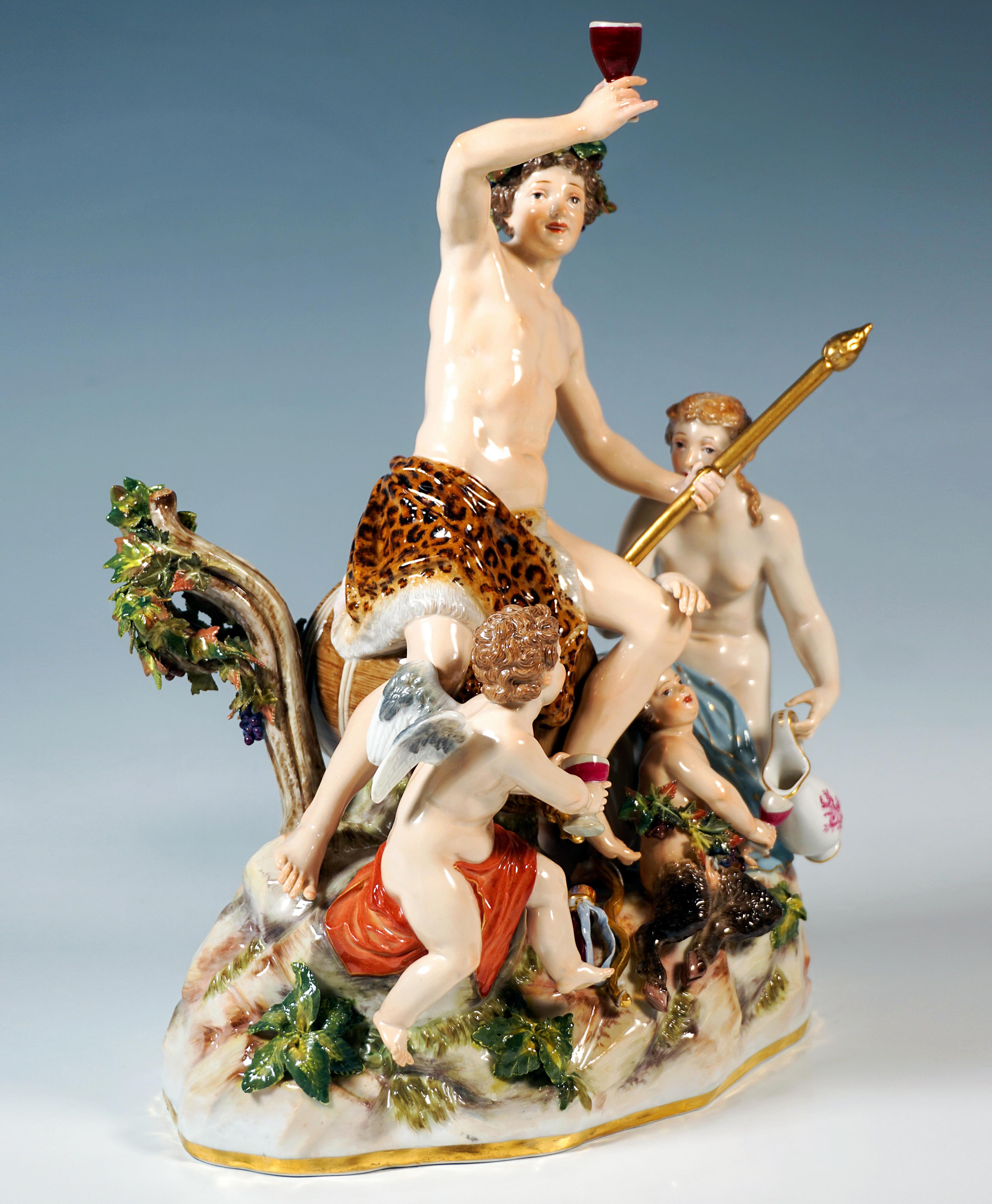 Bacchus avec une nymphe, un putto et un satyre groupés autour d'un tonneau de vin :
Le dieu jeune et joyeux, la tête couronnée d'une dense couronne de vignes, les reins couverts d'une grande peau de léopard, assis sur un tonneau de vin, soutenant