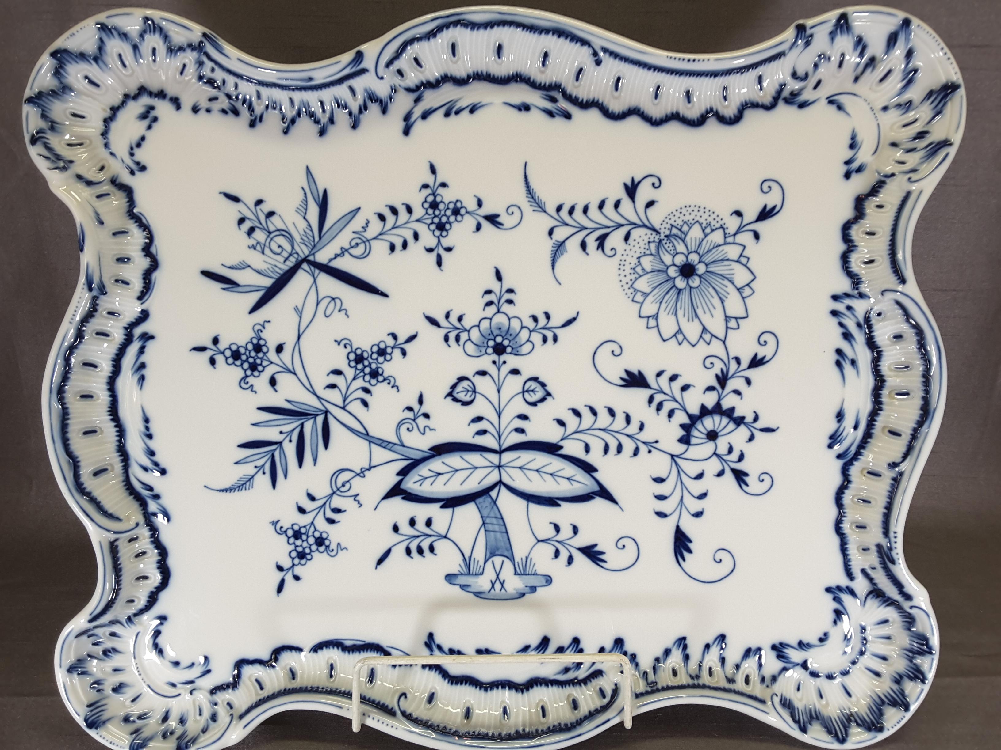 Large Meissen blue onion scalloped edge platter, decorative border, in a stunning blue, in a larger size that makes a statement.

The platter measures 18 1/4