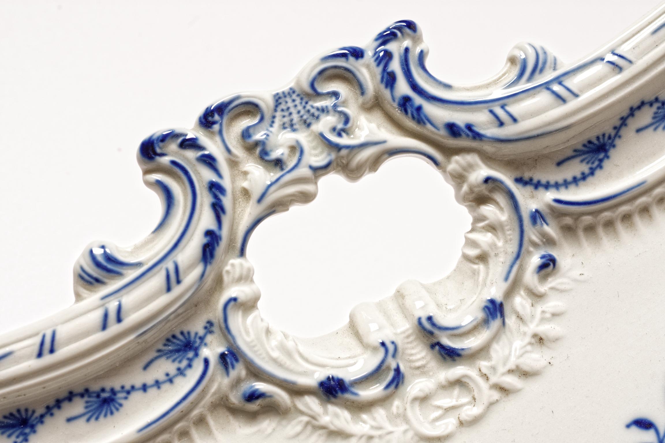 Large Meissen Blue Onion Tray or Platter with Handles. Vintage, circa 1930 In Good Condition In West Palm Beach, FL