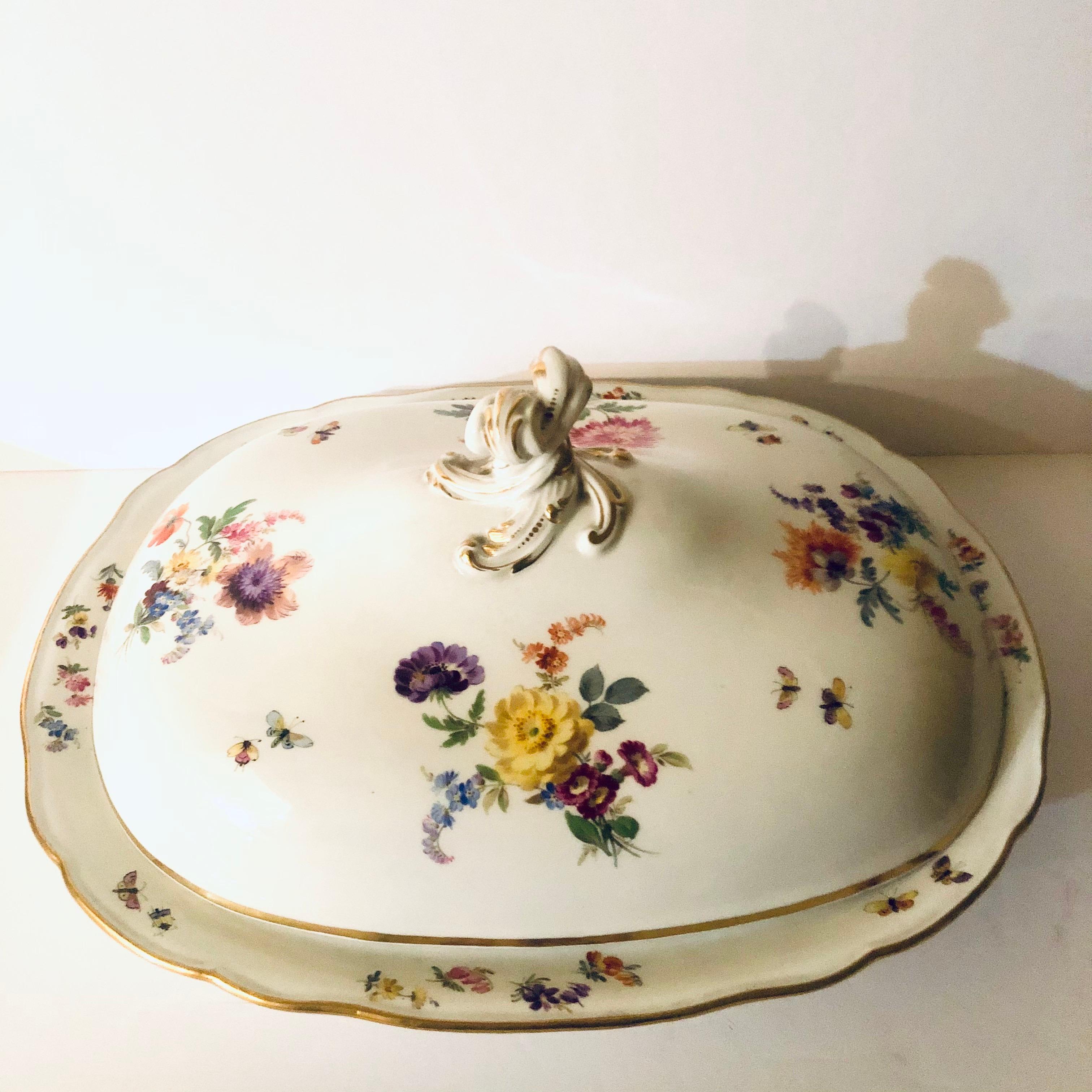 Gran fuente cubierta de Meissen con cuatro ramos de flores pintados Romántico en venta