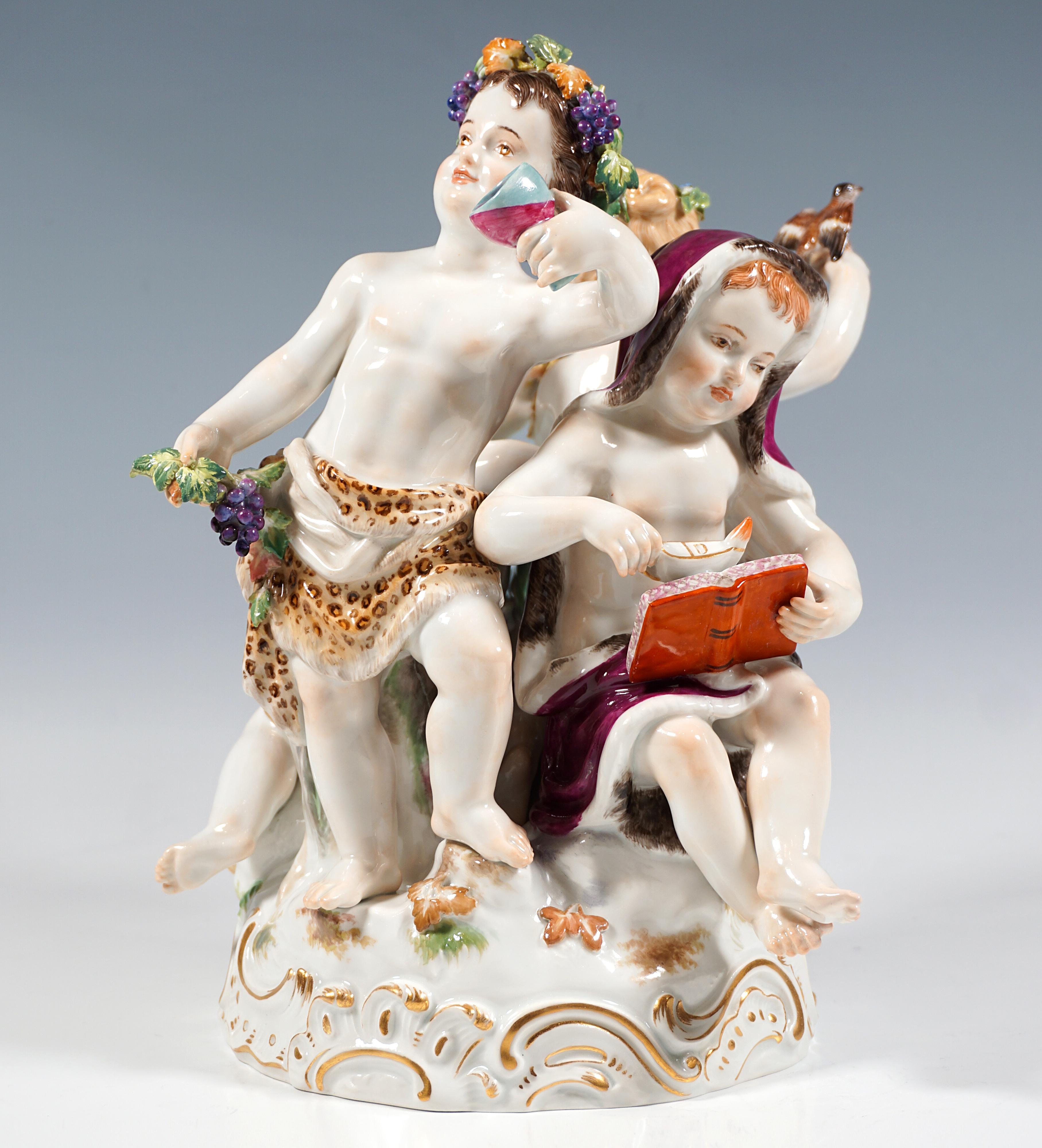 Un excellent et rare groupe Meissen des saisons avec de grandes figures :
Quatre amoretti enveloppés dans des tissus, groupés sur un rocher, représentant les quatre saisons : une amoretto féminine représentant le printemps, avec des fleurs dans les