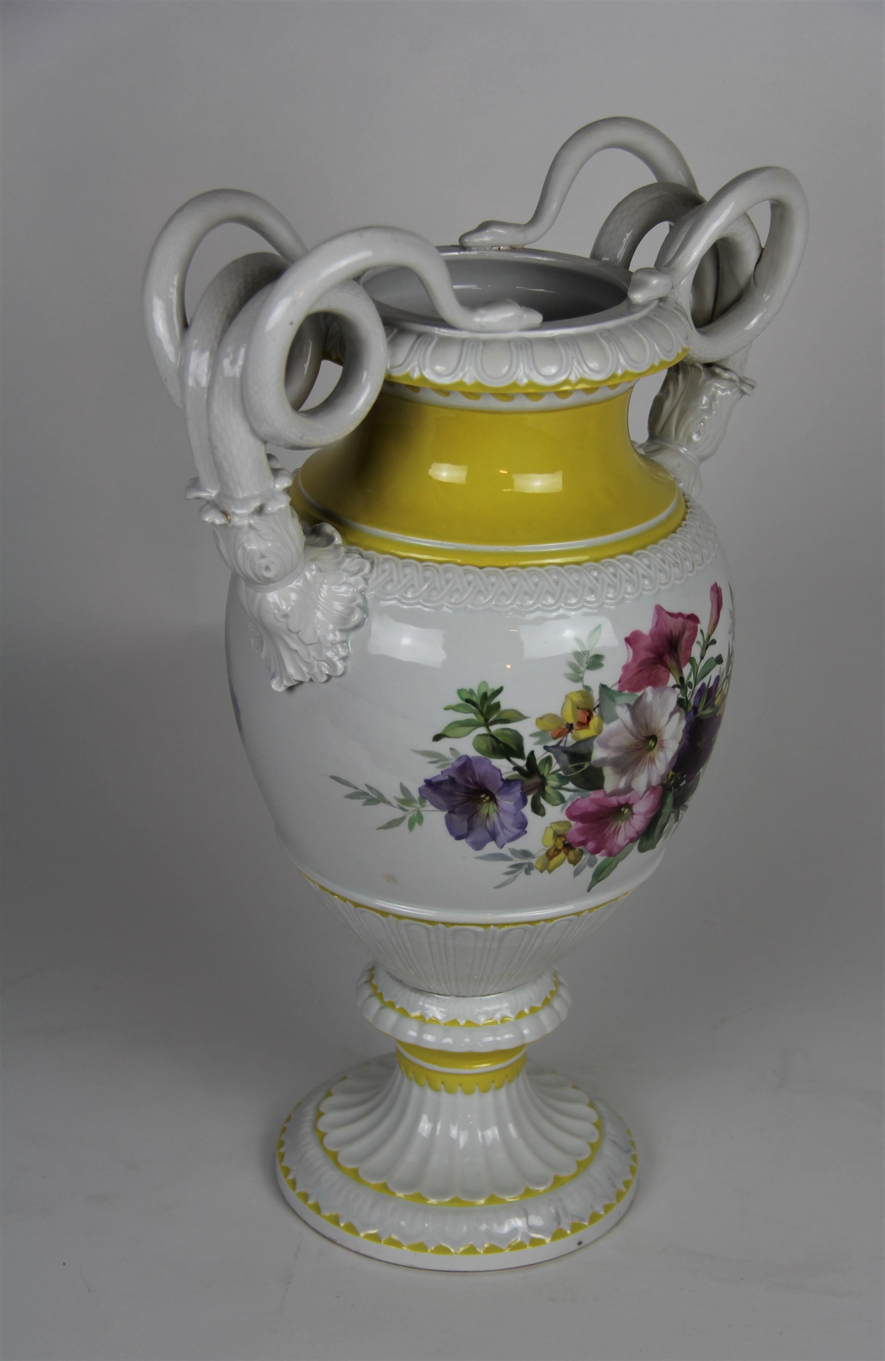 Louis XVI Grand vase à double poignée Meissen avec amoureux et panneaux floraux d'après Watteau en vente