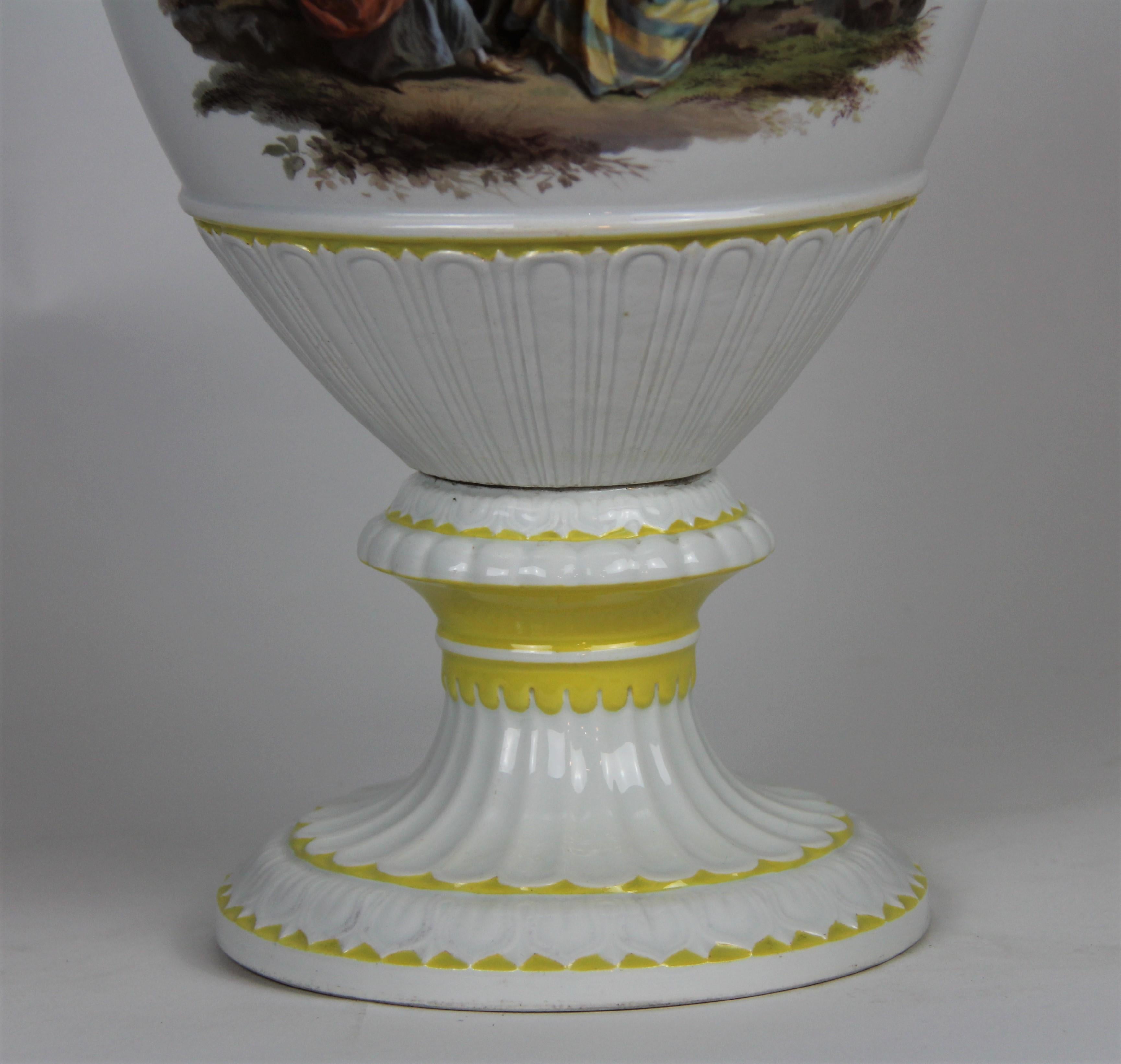 Große Meissener Vase mit doppeltem Henkel und Liebhaber- und Blumentafeln nach Watteau (Spätes 19. Jahrhundert) im Angebot