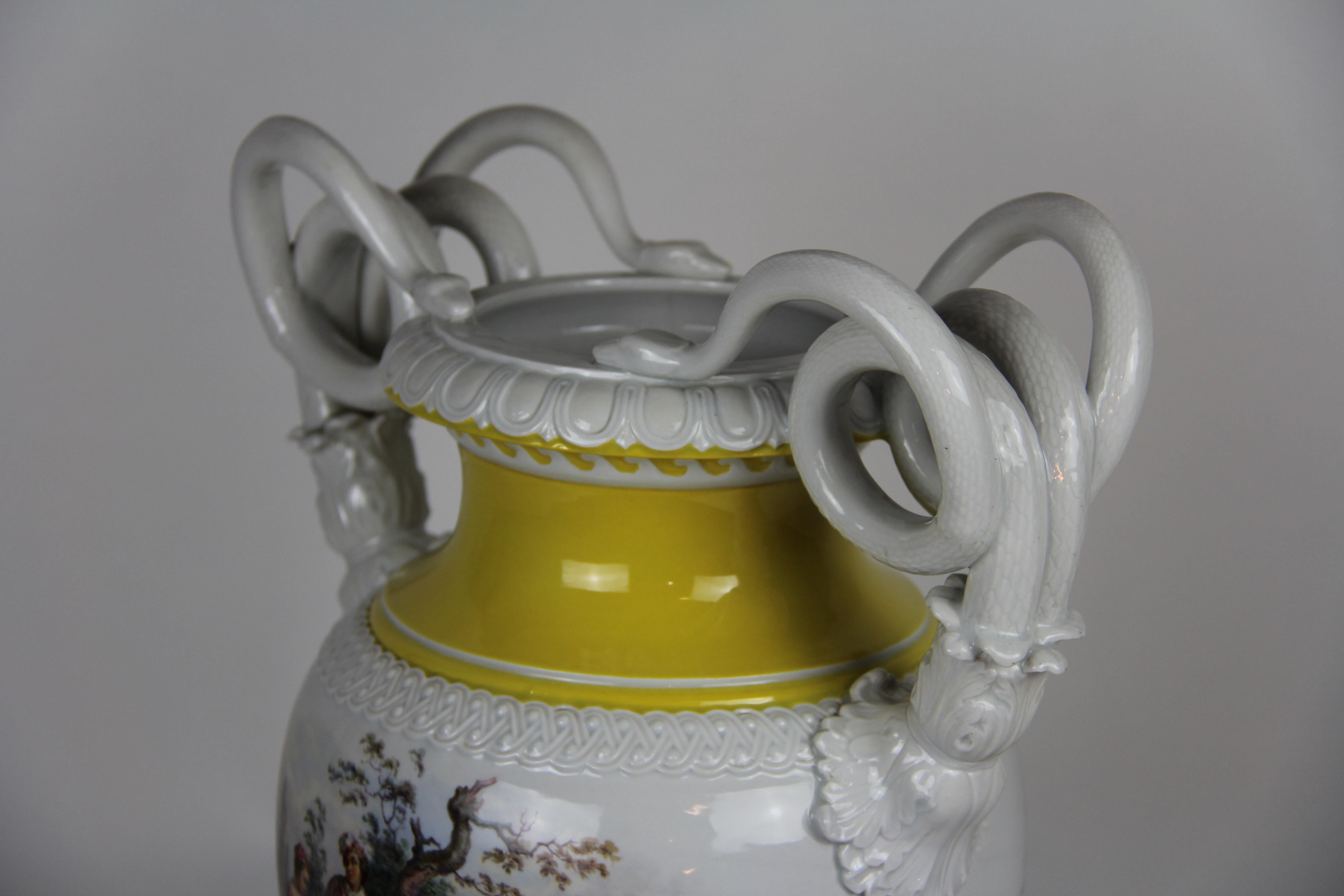 Porcelaine Grand vase à double poignée Meissen avec amoureux et panneaux floraux d'après Watteau en vente