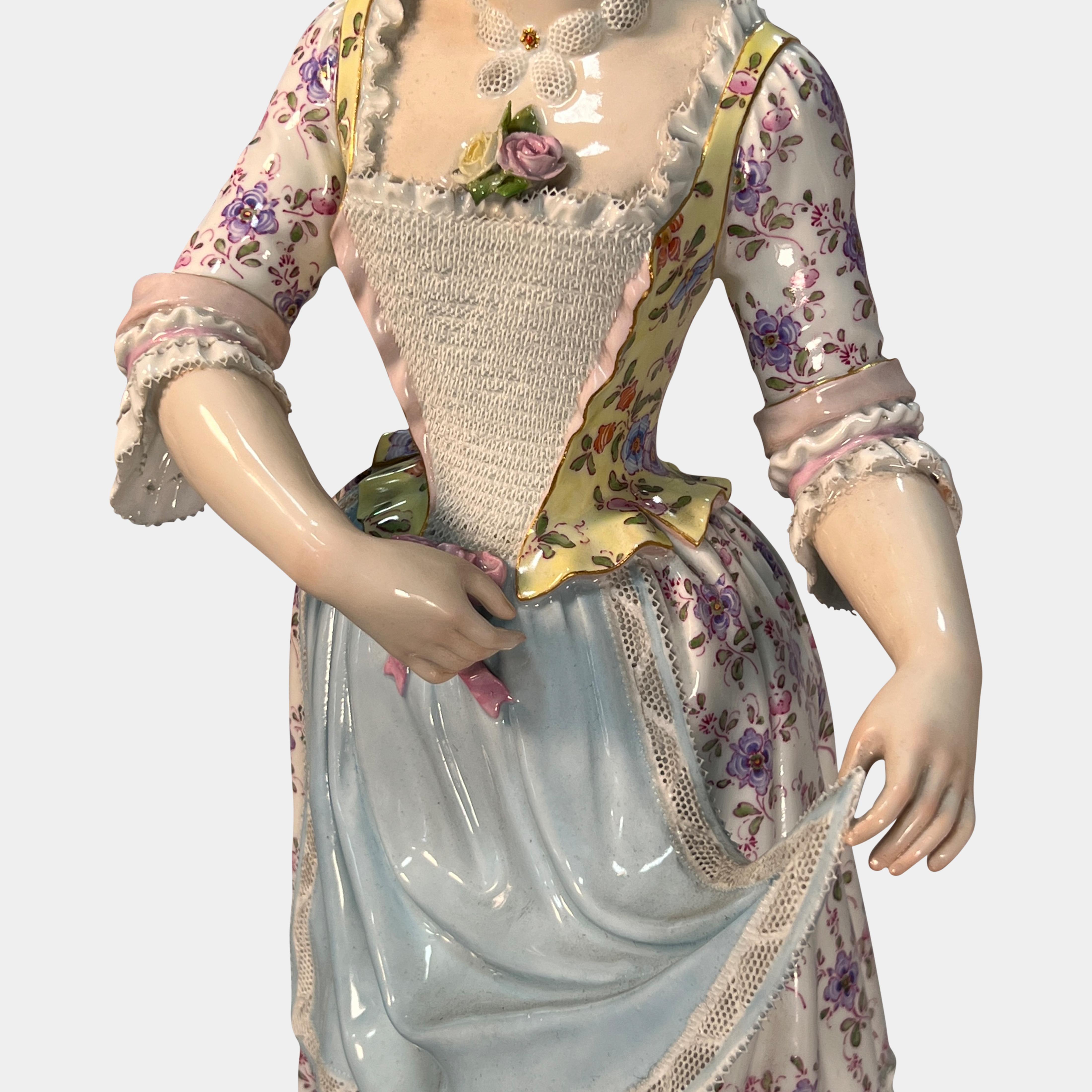 Grande figure de Meissen d'une femme debout en vente 2