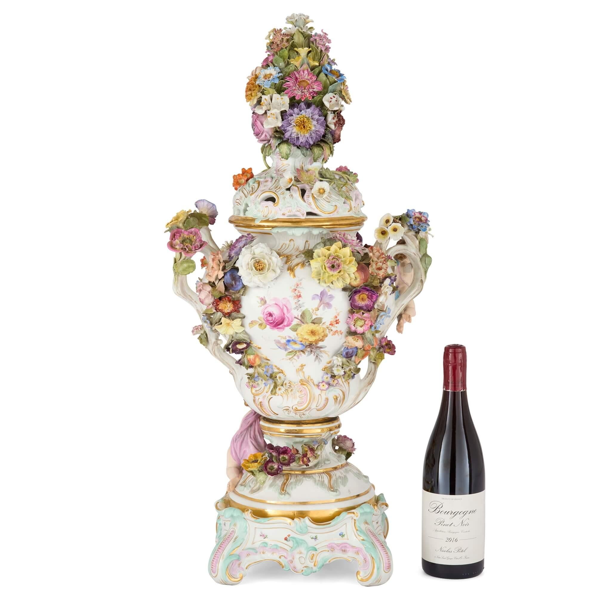Grande vaso per pot-pourri di Meissen incrostato di fiori in stile rococò in vendita 4