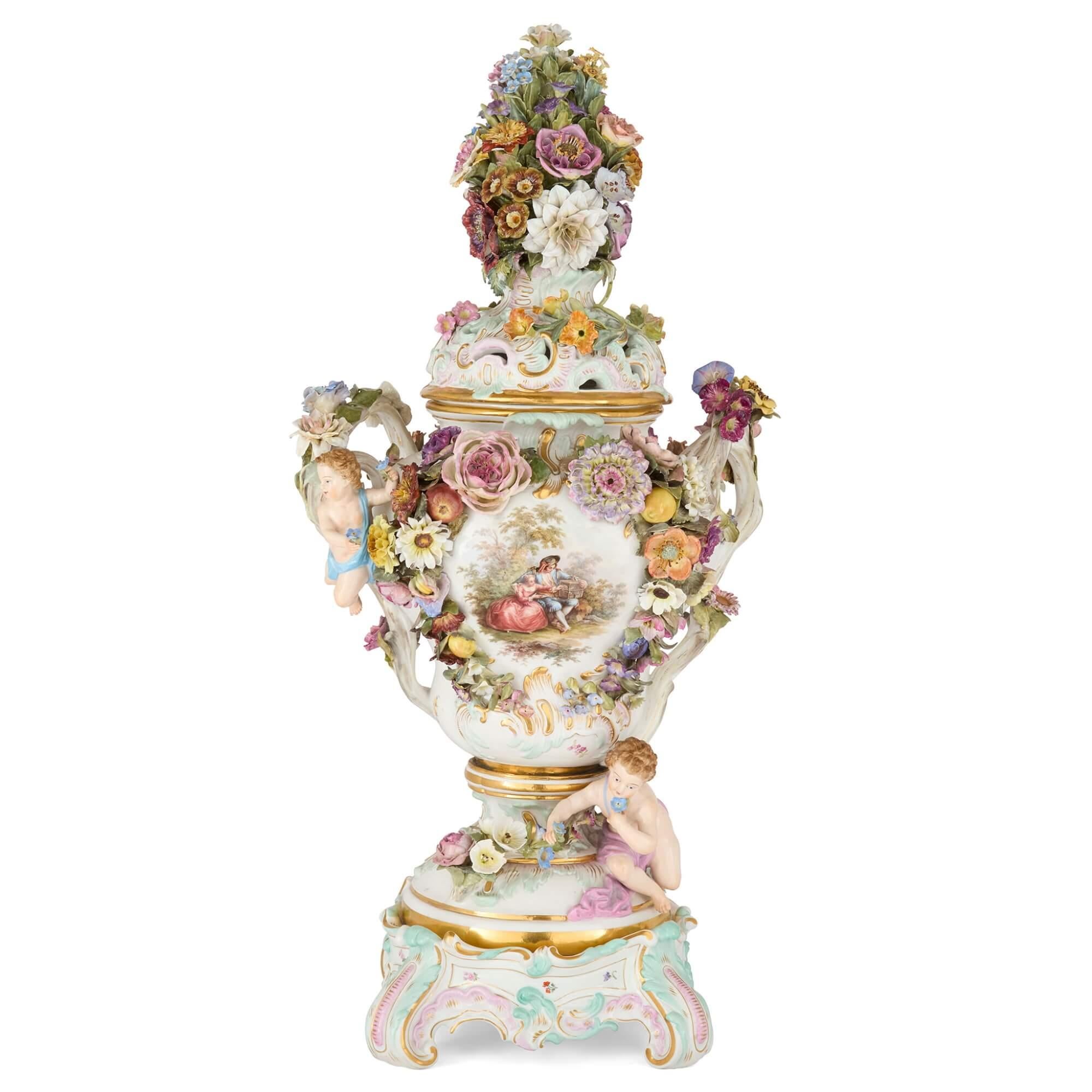 Grande vaso per potpourri di Meissen tempestato di fiori in stile rococò
Tedesco, XIX secolo 
Altezza 72cm, larghezza 32cm, profondità 29cm

Realizzato da Meissen, la più antica manifattura di porcellana d'Europa, questo splendido vaso potpourri è