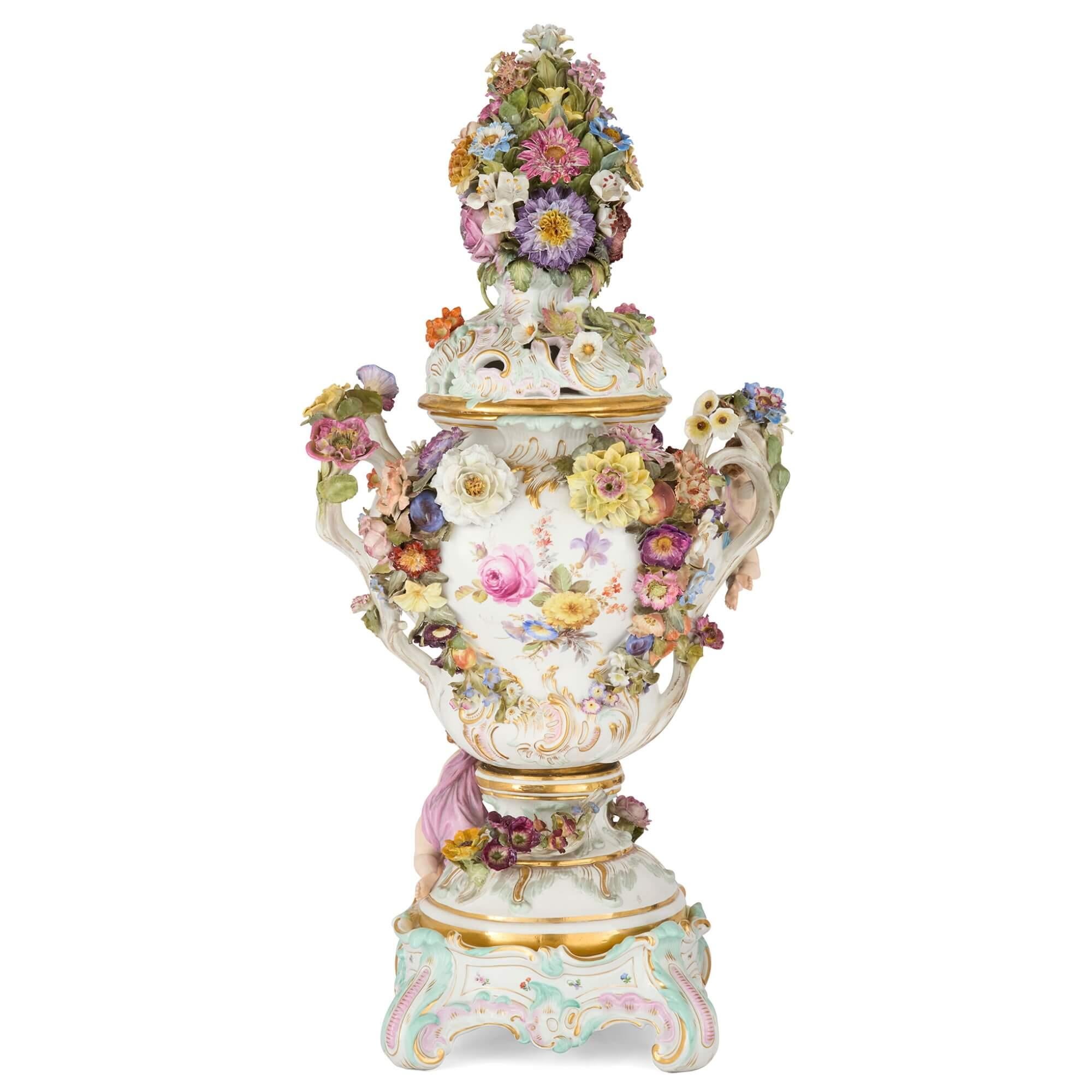 Rococò Grande vaso per pot-pourri di Meissen incrostato di fiori in stile rococò in vendita