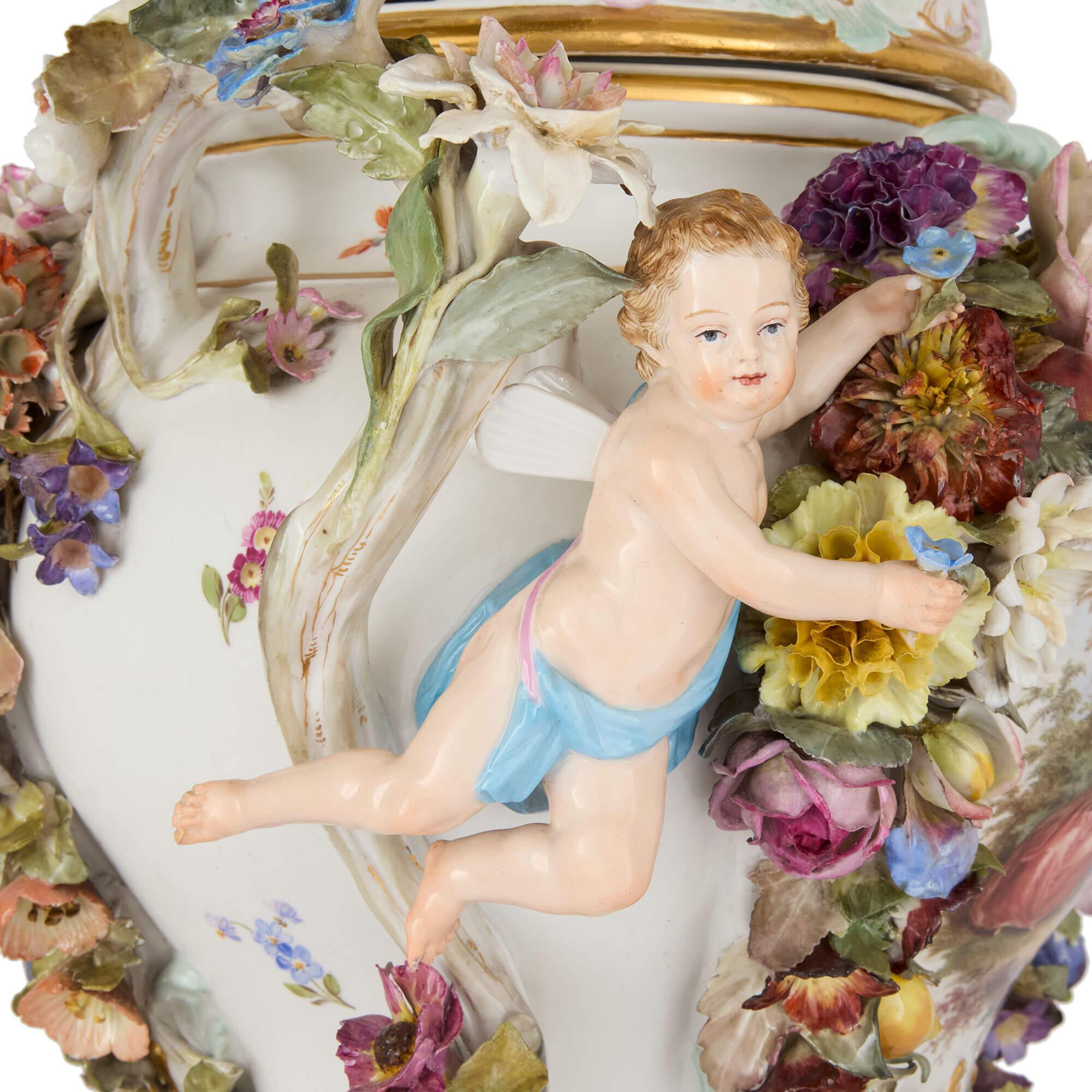 Tedesco Grande vaso per pot-pourri di Meissen incrostato di fiori in stile rococò in vendita