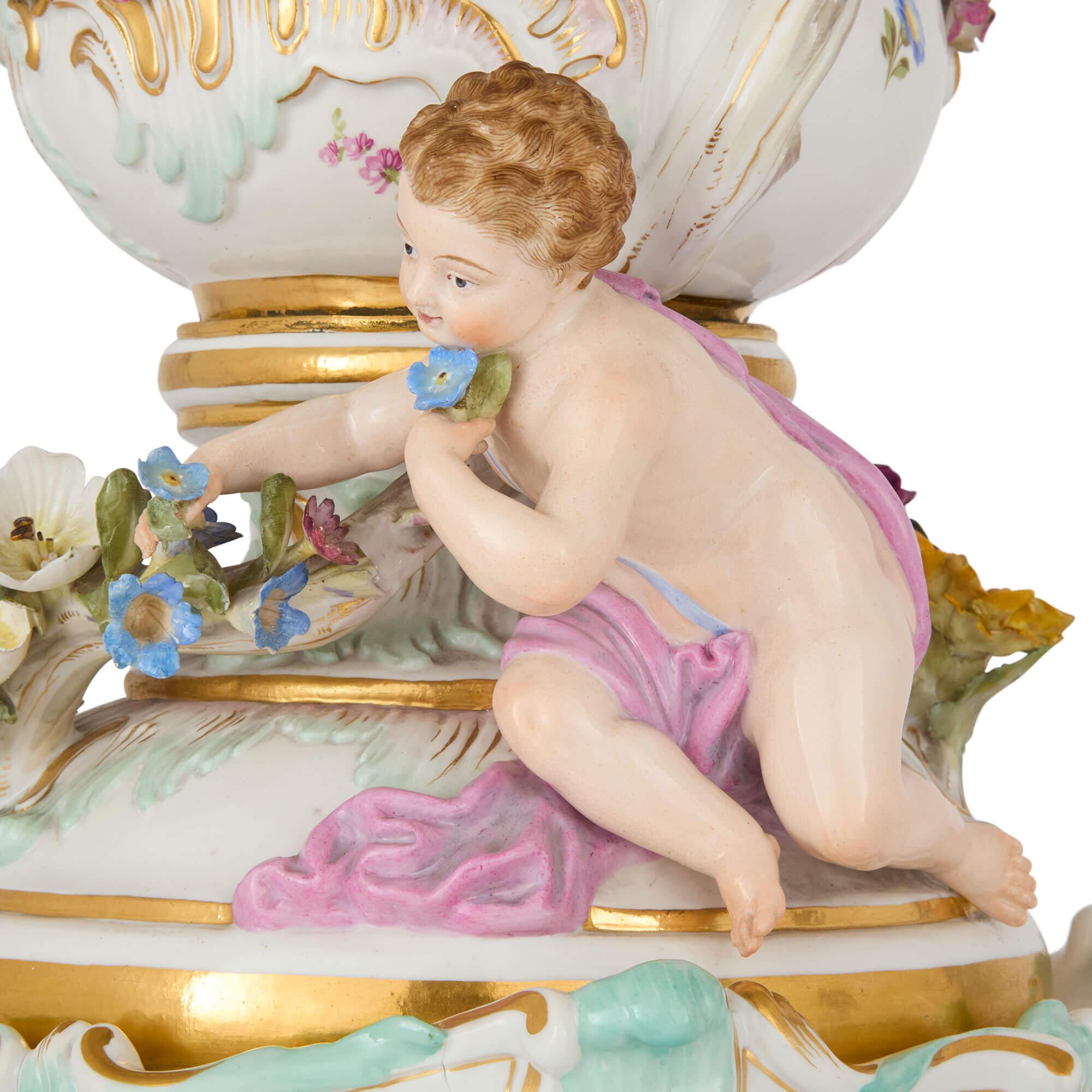 Dorato Grande vaso per pot-pourri di Meissen incrostato di fiori in stile rococò in vendita