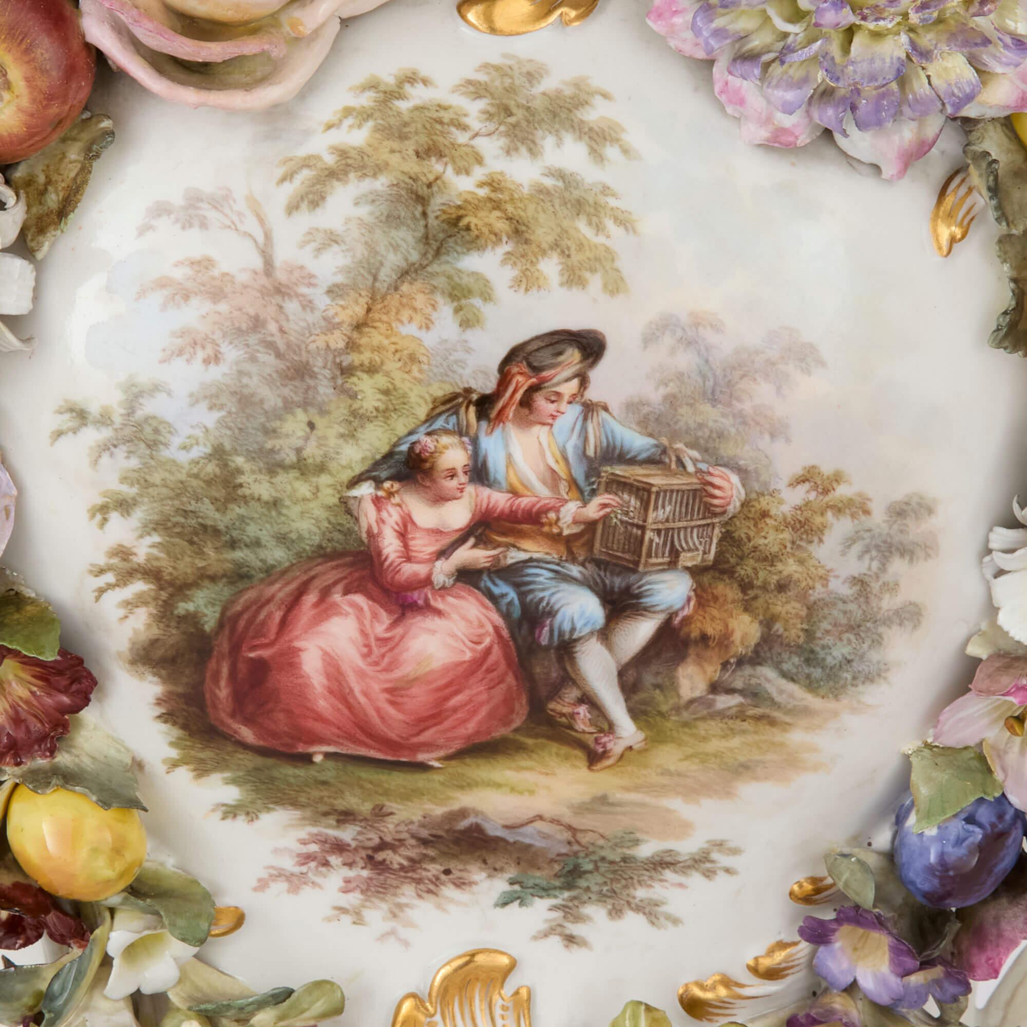 Grande vaso per pot-pourri di Meissen incrostato di fiori in stile rococò In condizioni buone in vendita a London, GB