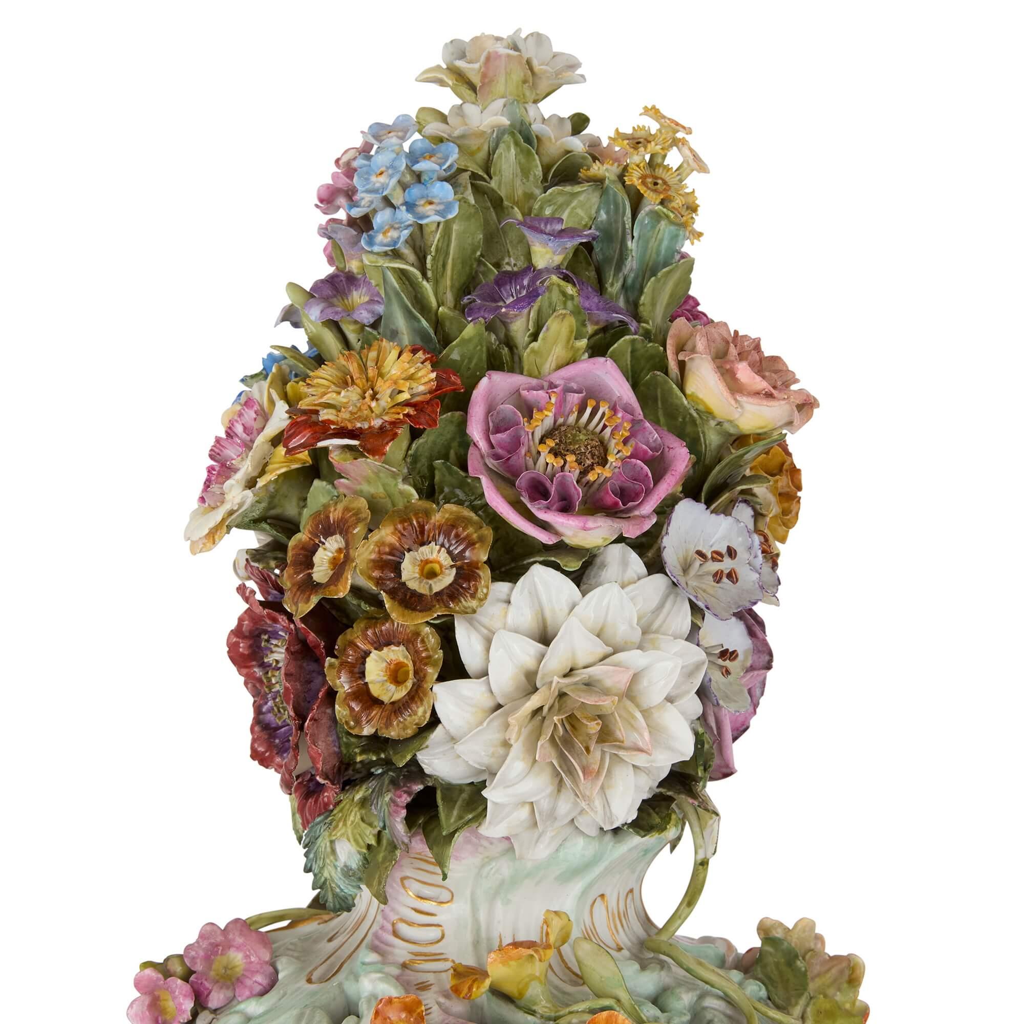 XIX secolo Grande vaso per pot-pourri di Meissen incrostato di fiori in stile rococò in vendita