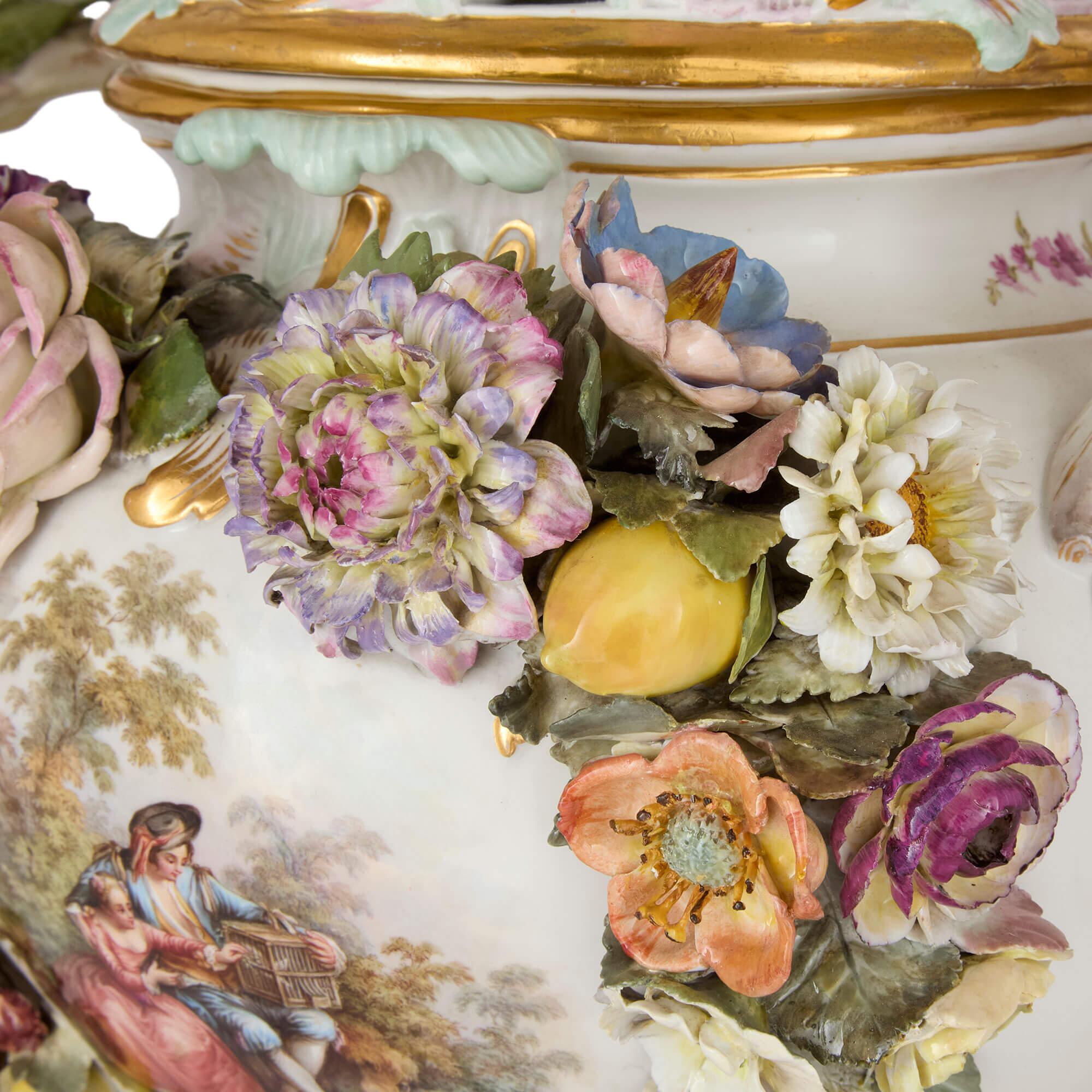 Porcellana Grande vaso per pot-pourri di Meissen incrostato di fiori in stile rococò in vendita
