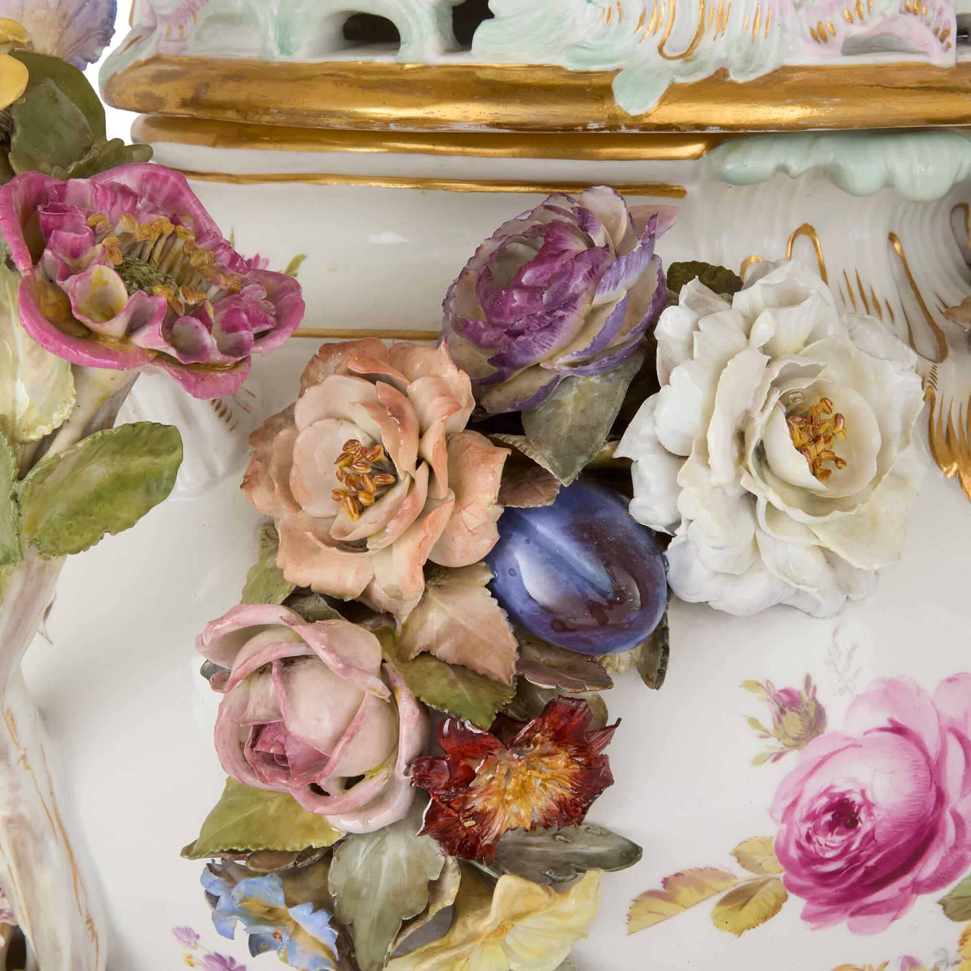 Grande vaso per pot-pourri di Meissen incrostato di fiori in stile rococò in vendita 1