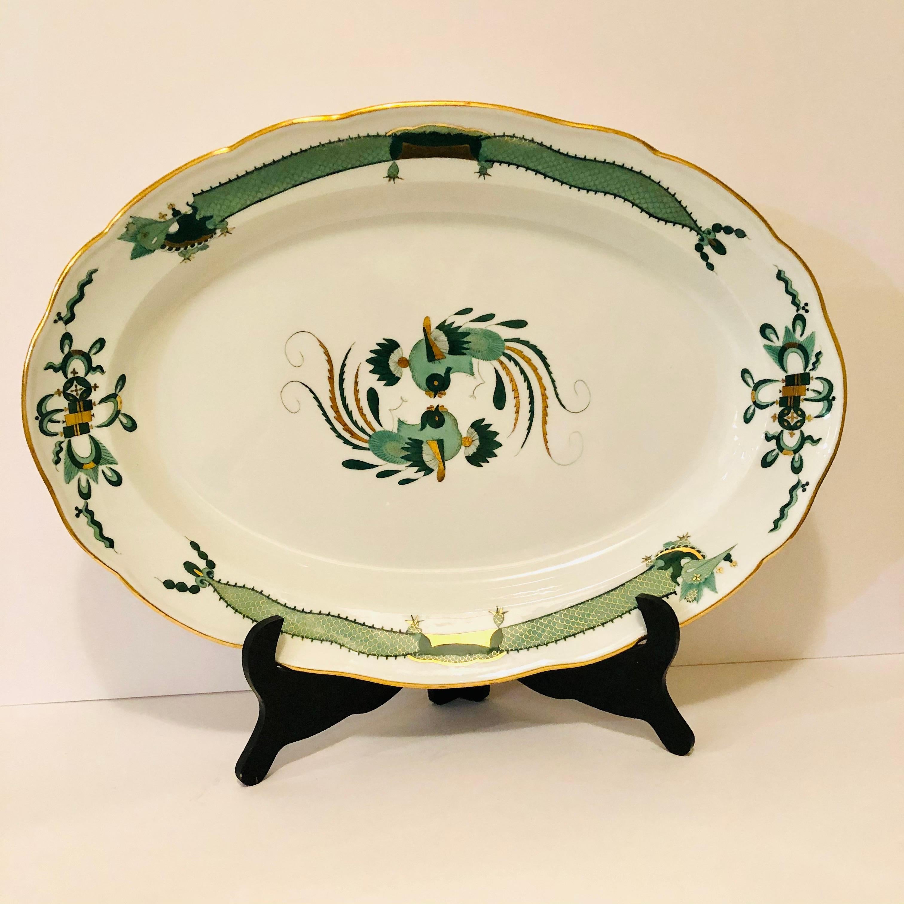 Je vous propose ce magnifique grand plat Meissen vert dragon de cour datant des années 1880. Le plateau mesure 19 pouces de large et 13,5 pouces de haut. Vous pouvez voir les peintures détaillées des dragons et des oiseaux phénix ainsi que les