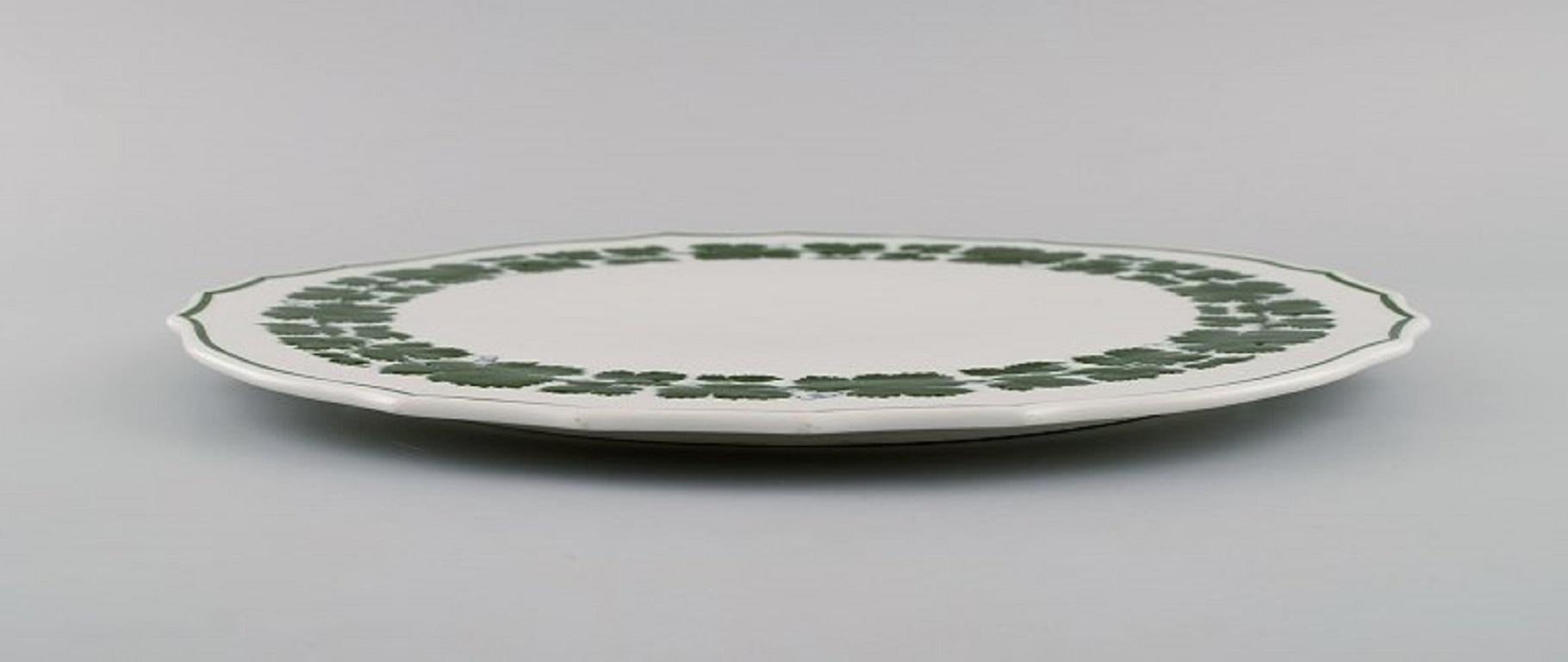 Large Meissen green ivy vine leaf tray in hand-painted porcelain. 20th century.
Measures: 33 x 2 cm.
Stamped.
3rd factory quality.