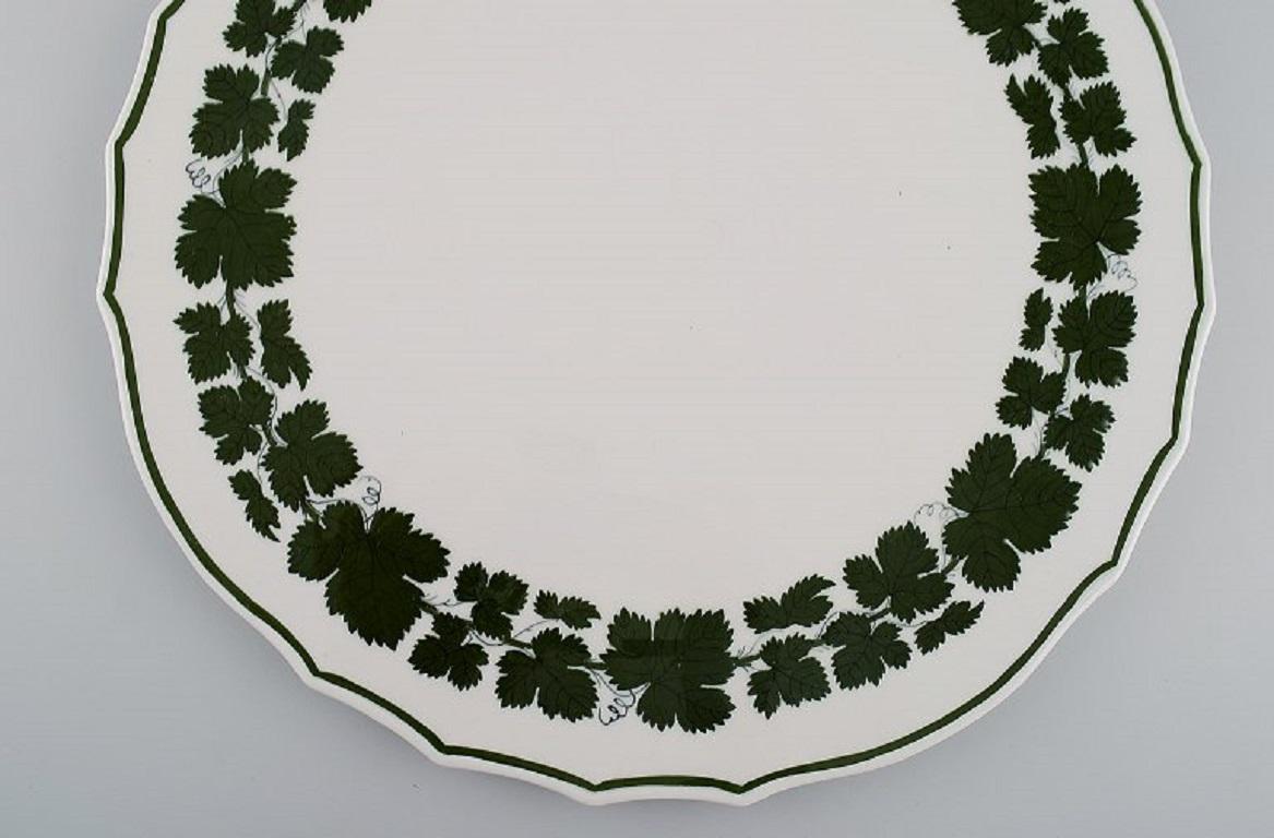 Large Meissen Green Ivy Vine Leaf Tray in Hand-Painted Porcelain In Excellent Condition In Copenhagen, DK