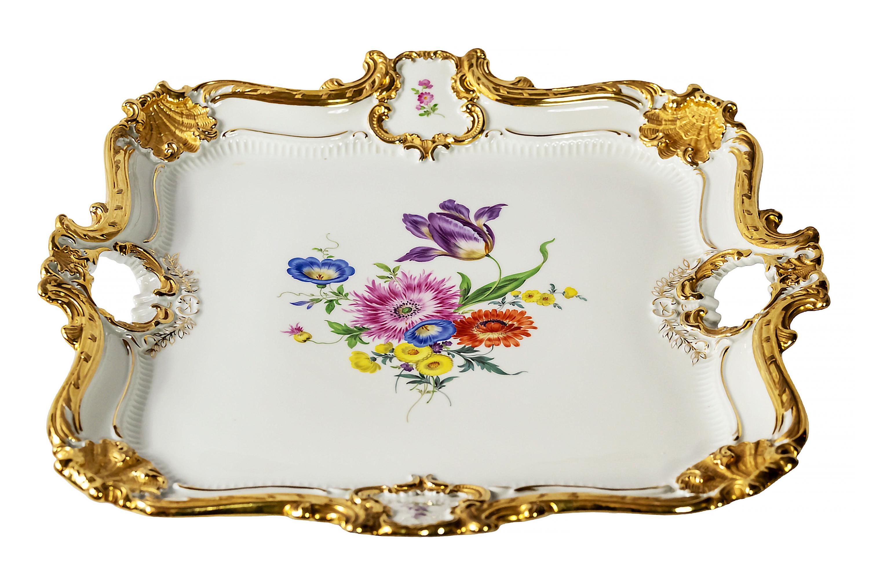 Große Servierplatte aus Meissener Porzellan mit handgemalten floralen Motiven und reichem Golddekor.
Markiert auf der Unterseite. Schwert mit zwei Hiebe.