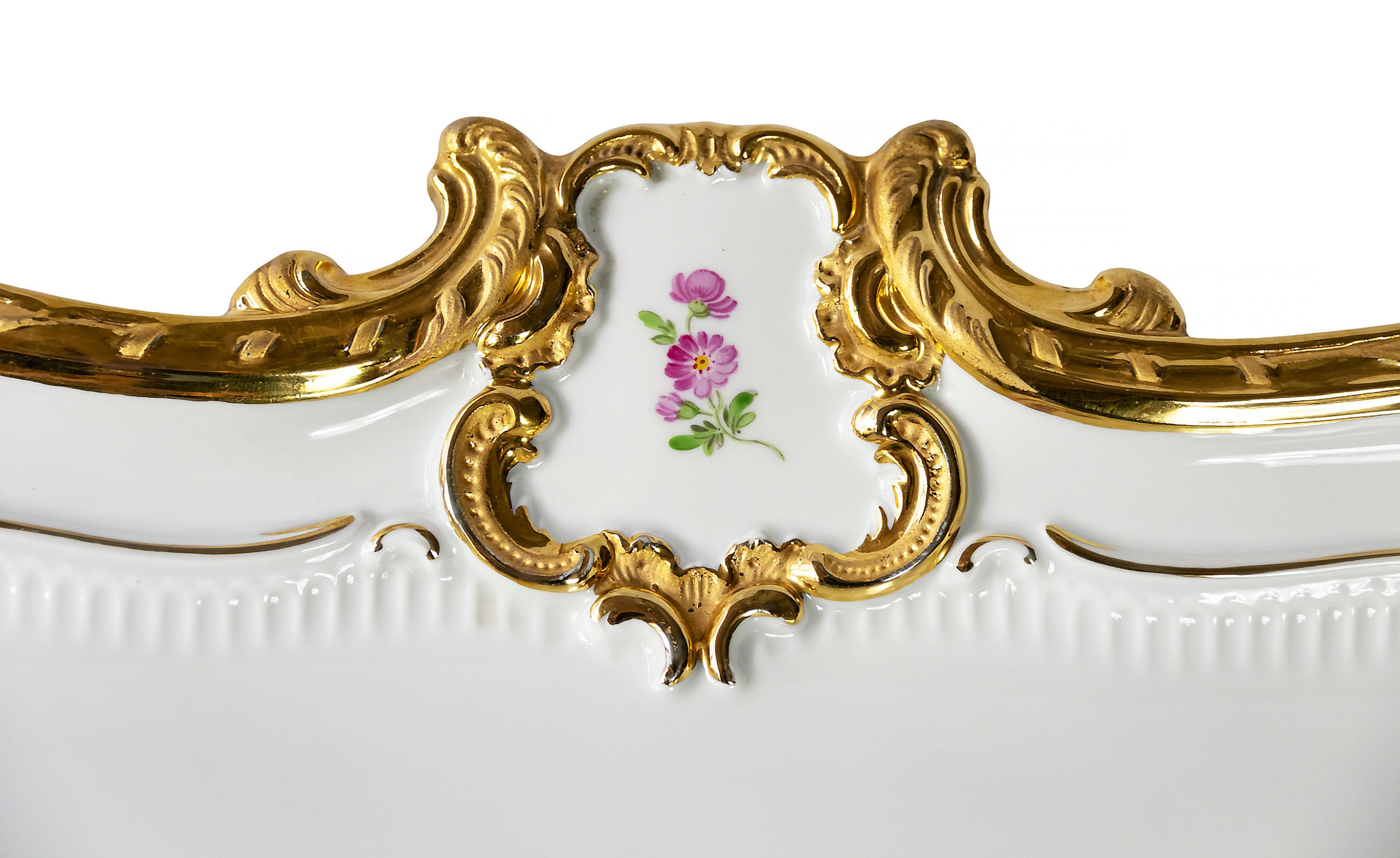 Doré Grand plateau de service en porcelaine dorée peinte à la main de Meissen en vente