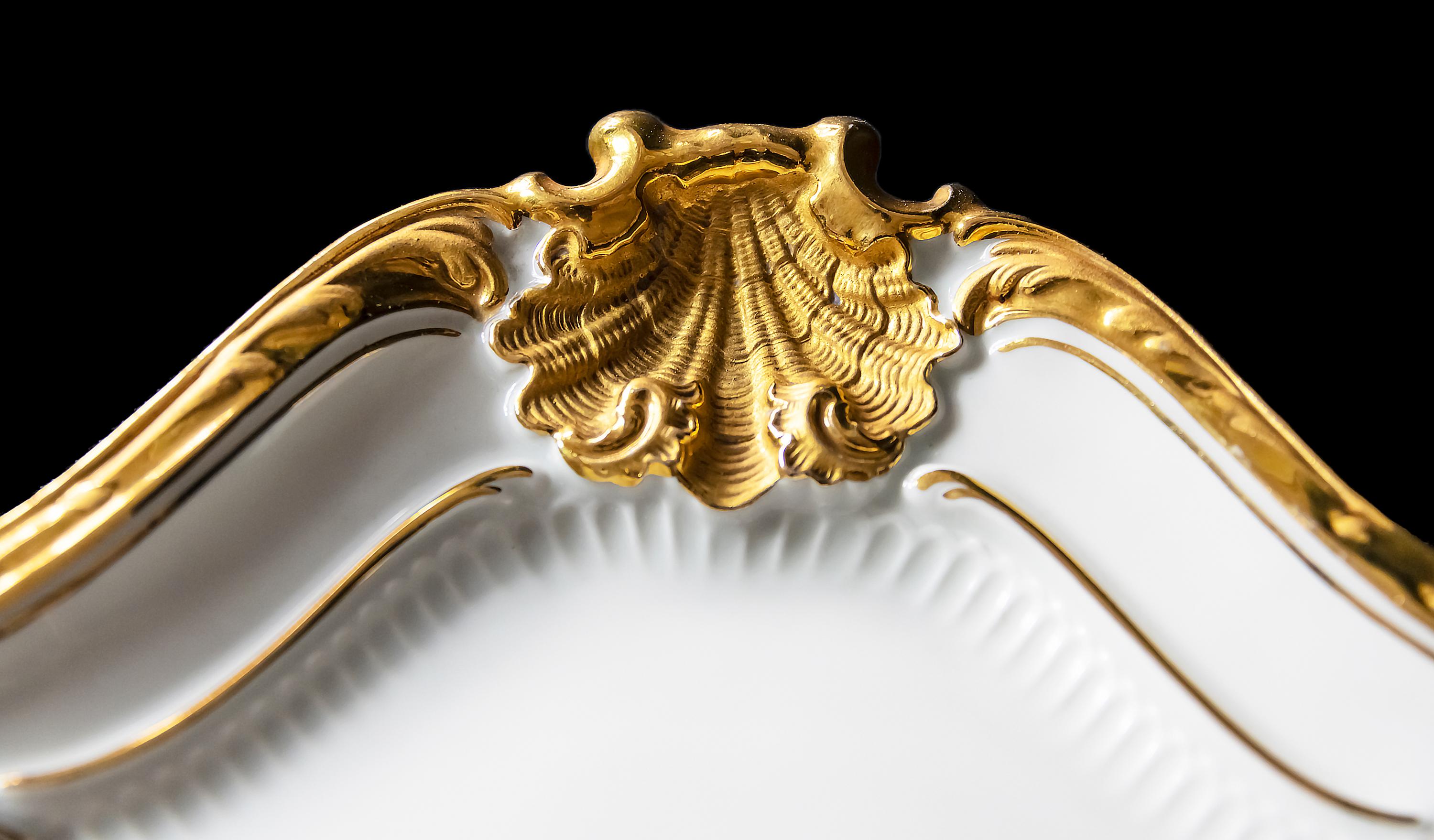Großer Meissener handgemalter vergoldeter Porzellan Servierteller/Tablett (20. Jahrhundert) im Angebot