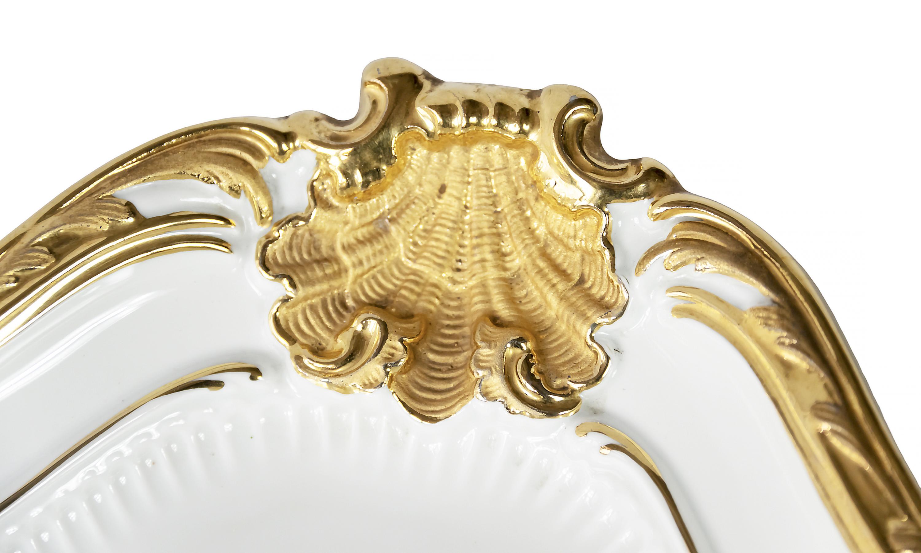 Großer Meissener handgemalter vergoldeter Porzellan Servierteller/Tablett (20. Jahrhundert) im Angebot