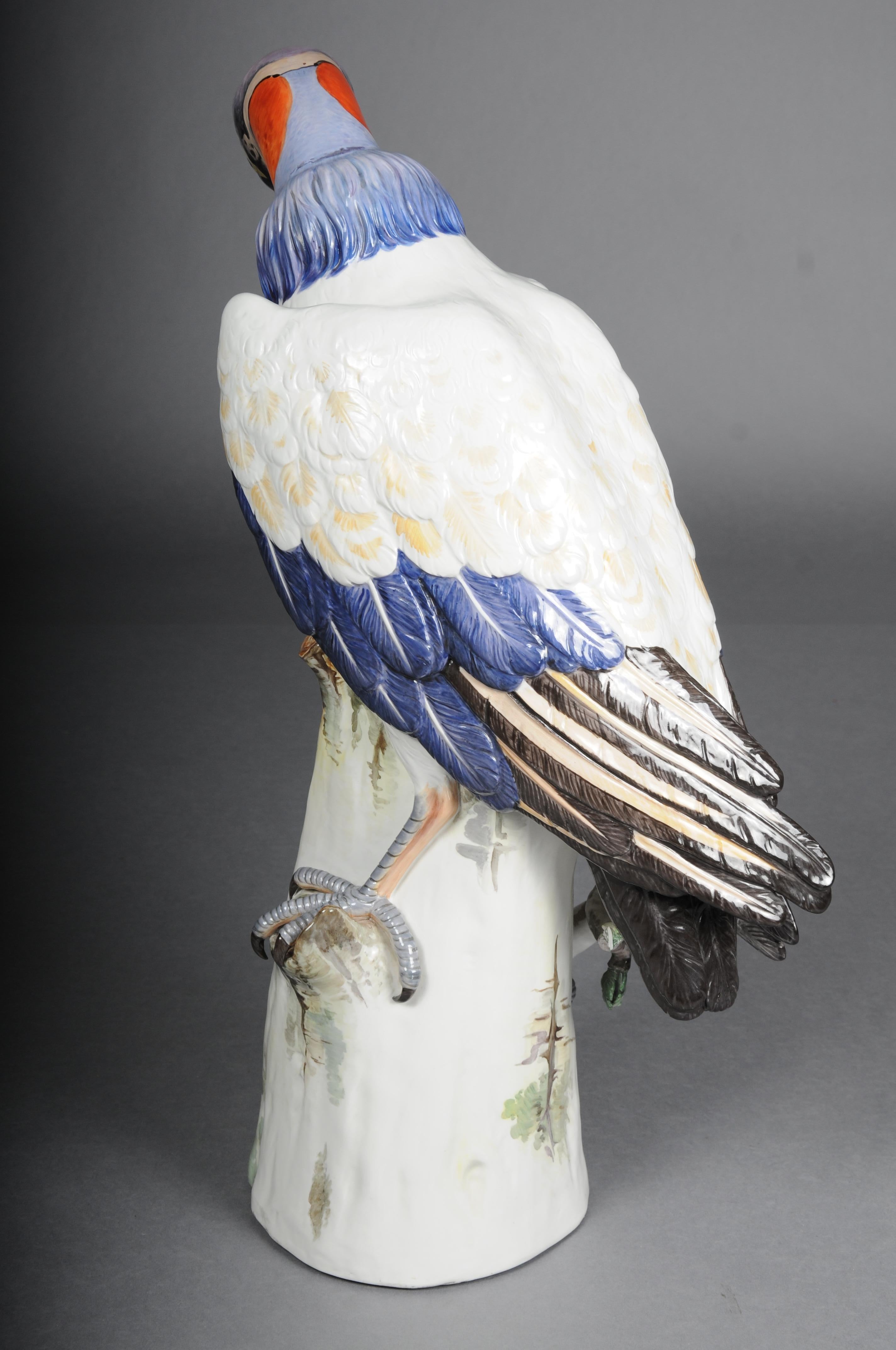 Large Meissen King Vulture standing on a tree trunk, around 1880 For Sale 5