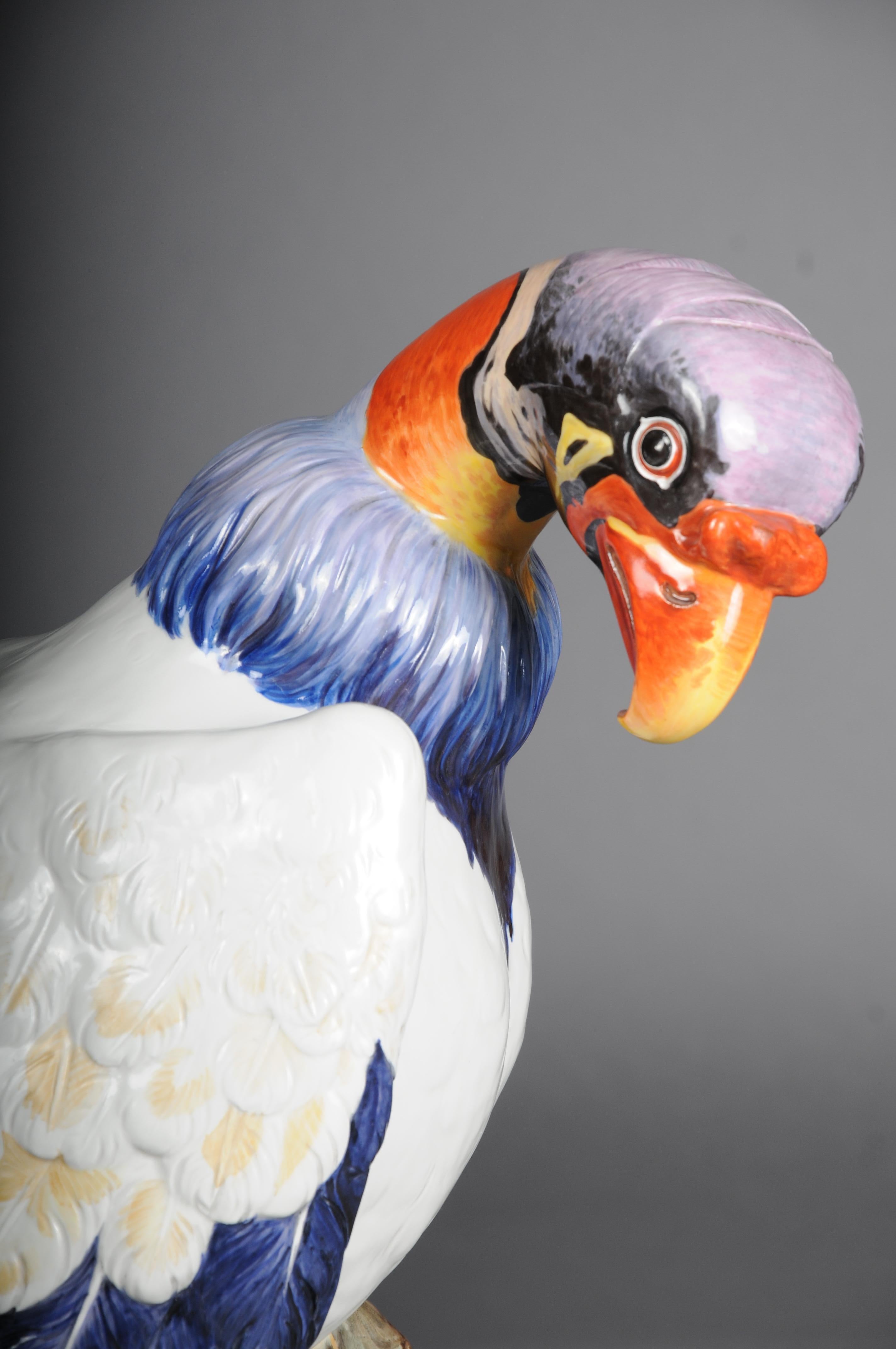 Large Meissen King Vulture standing on a tree trunk, around 1880 In Good Condition For Sale In Berlin, DE