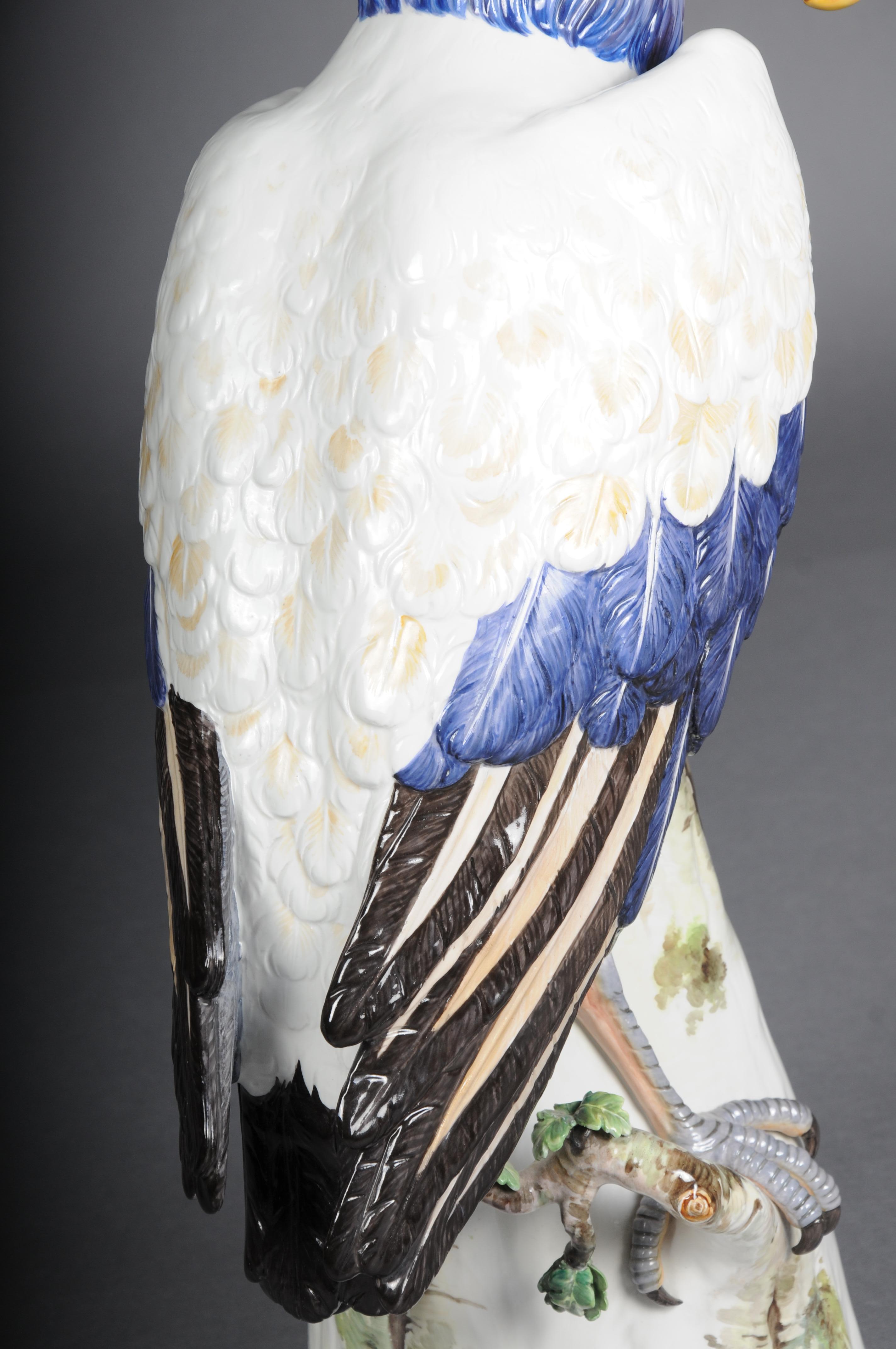 Large Meissen King Vulture standing on a tree trunk, around 1880 For Sale 1
