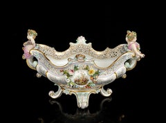 Grand centre de table ajouré de Meissen avec double putti et panneaux peints de Watteau