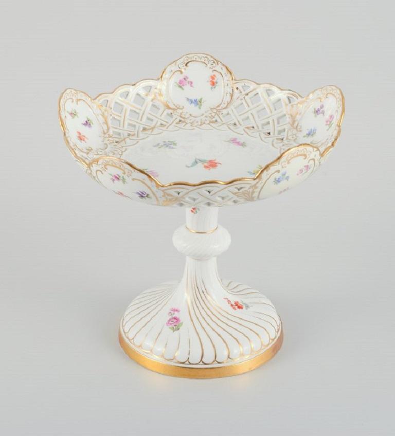 Large Meissen openwork compote decorated with polychrome flowers.
Approx. 1900.
Measurements: H 22.0 cm. x D 23.0 cm.
In good condition. Older professionally done restoration at the top (see photo).
First factory quality.
Marked.