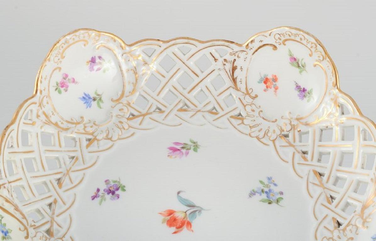 XX secolo Grande composta traforata di Meissen decorata con fiori policromi, 1900 circa. in vendita