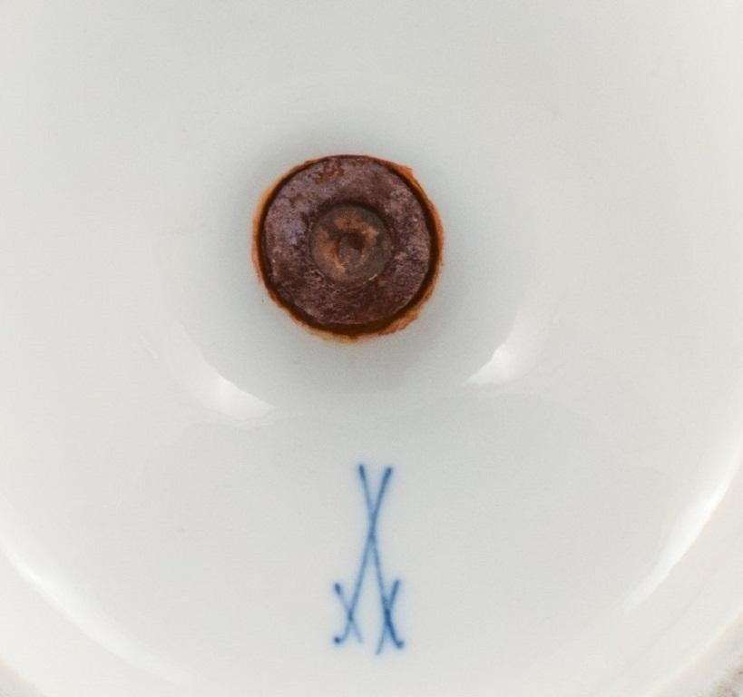 Porcellana Grande composta traforata di Meissen decorata con fiori policromi, 1900 circa. in vendita
